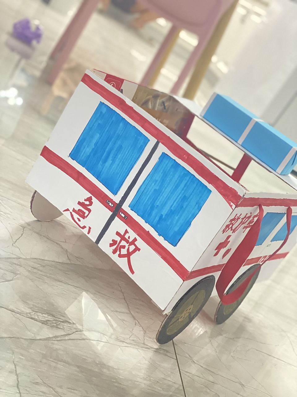 幼儿园手工制作 纸箱汽车 救护车 宝贝幼儿园迎来了汽车主题周