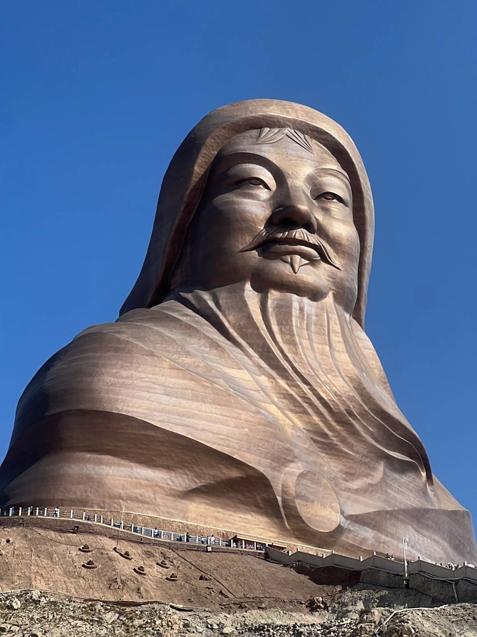 在乌海境内各个角度都能看到该雕像,工程耗时达8年,投资额近1亿美元.