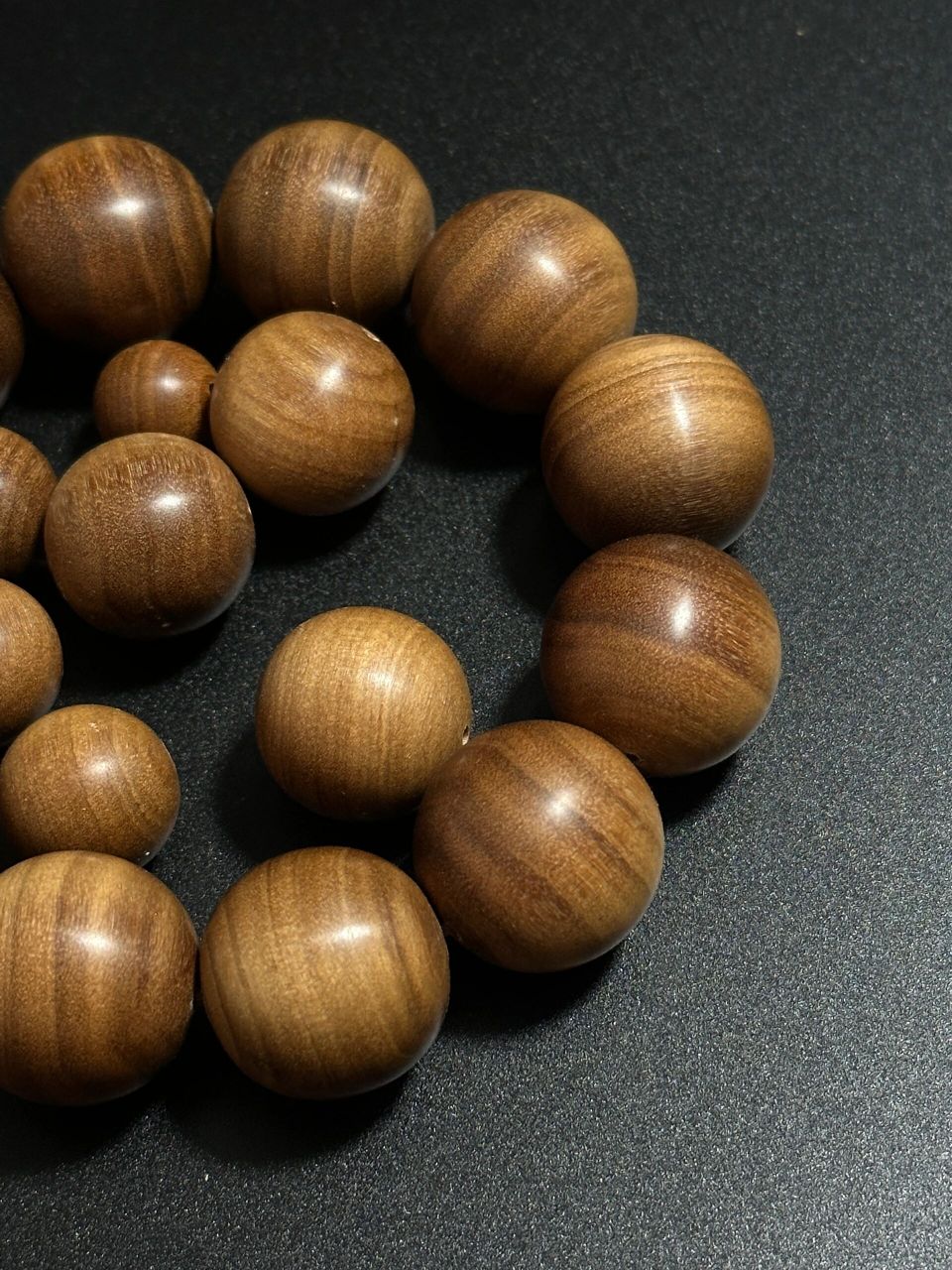 分辨老山檀看细节——毛孔 图二为阴沉老山檀 皆为横纹,图一是高抛,图