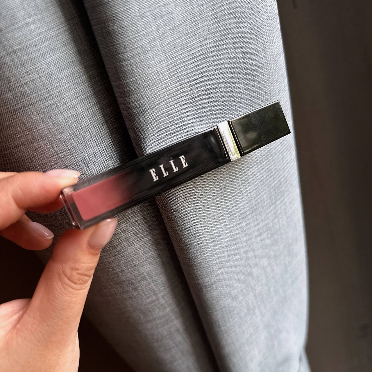 唇釉宝藏 参加明星见面会送的elle唇釉 色号563巴拿马沙滩粉 因为送的