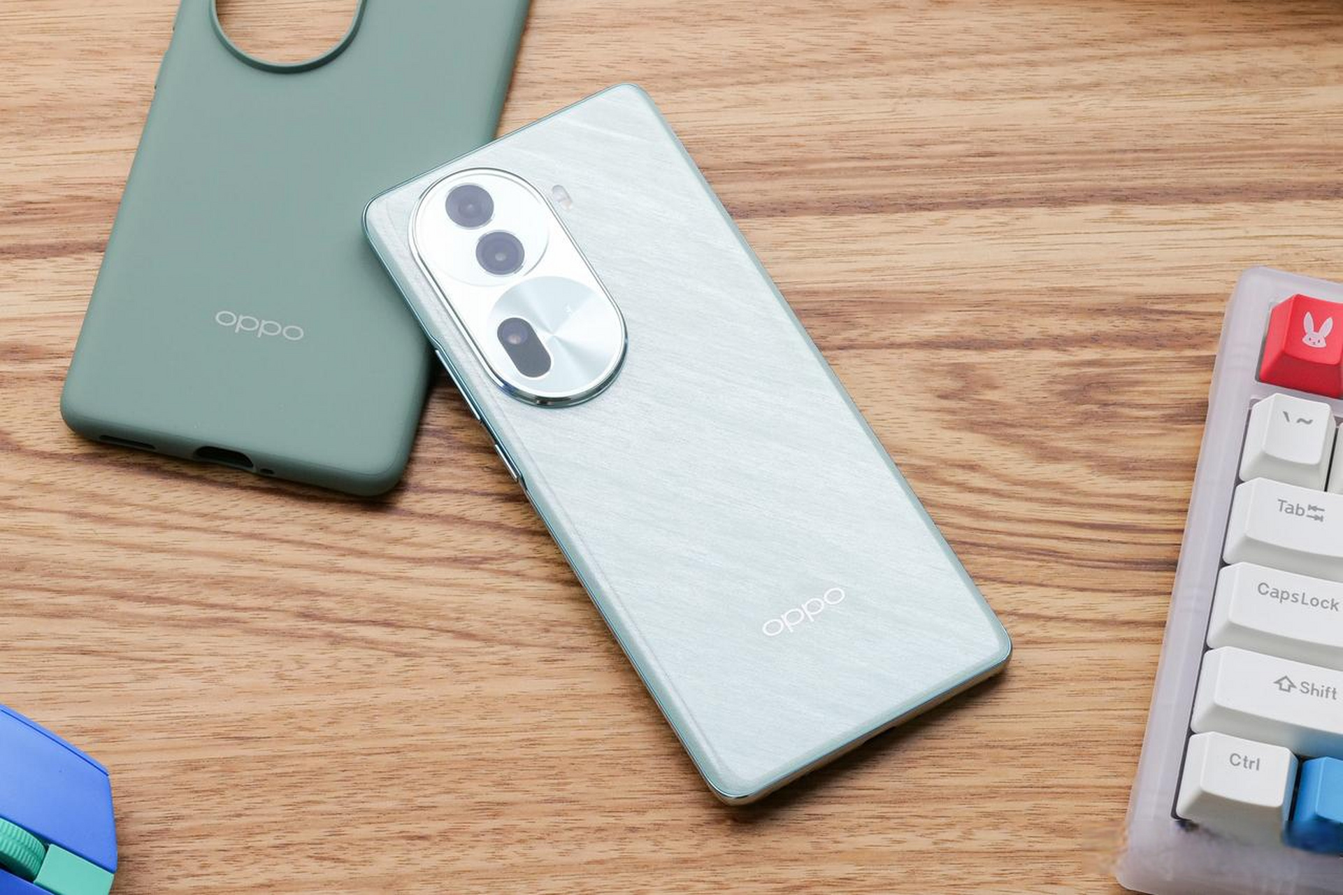 在oppo体验店里看reno 11的时候,我一开始不是看的手机,而是朱一龙的