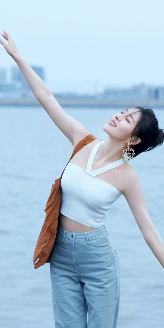 贾青假日海边美拍壁纸,白色吊带小可爱,唯美清新,治愈力满满