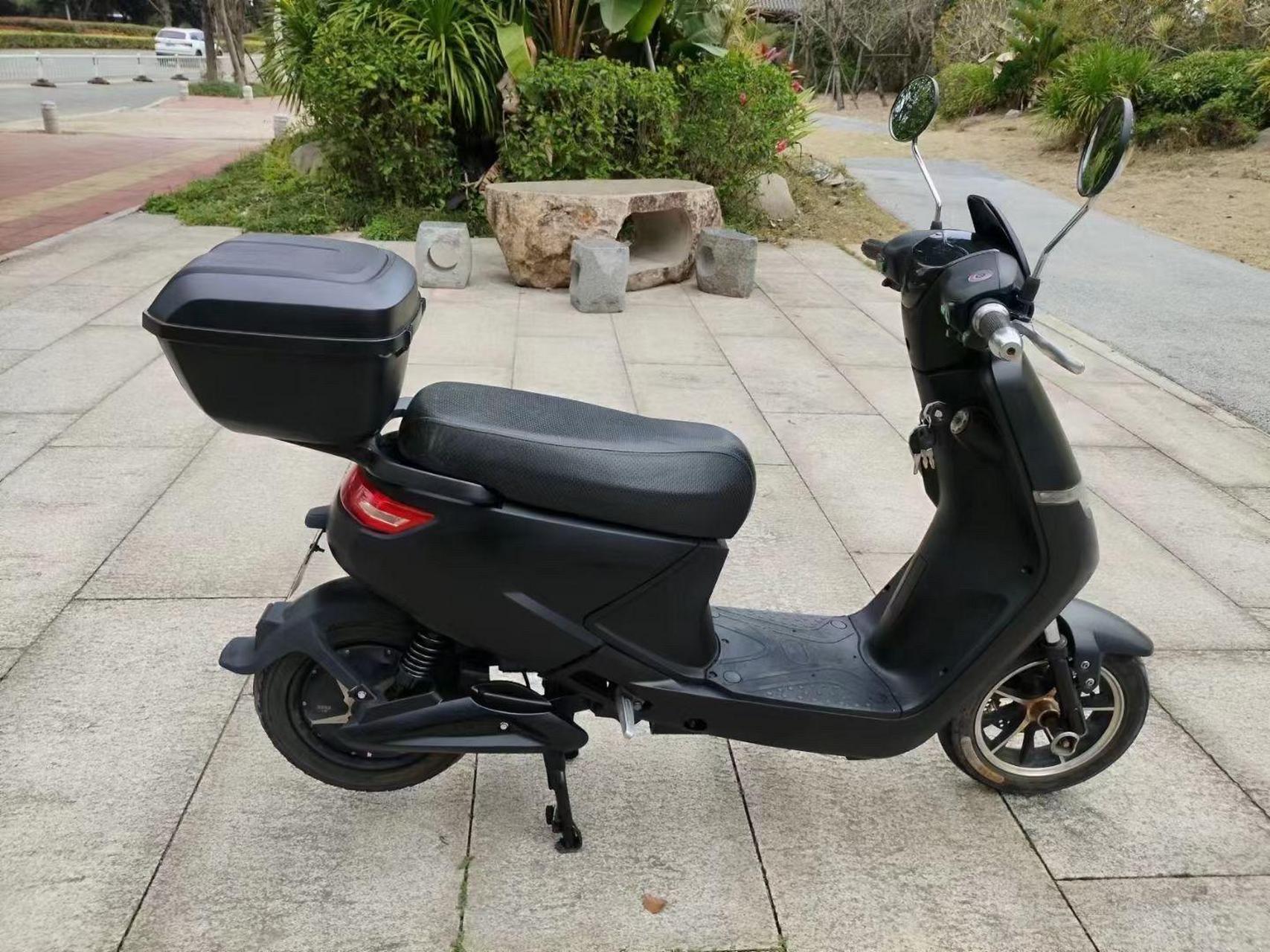 小s电动车,5个大电池,满电可以骑行四五十公里左右,车子各功能完好