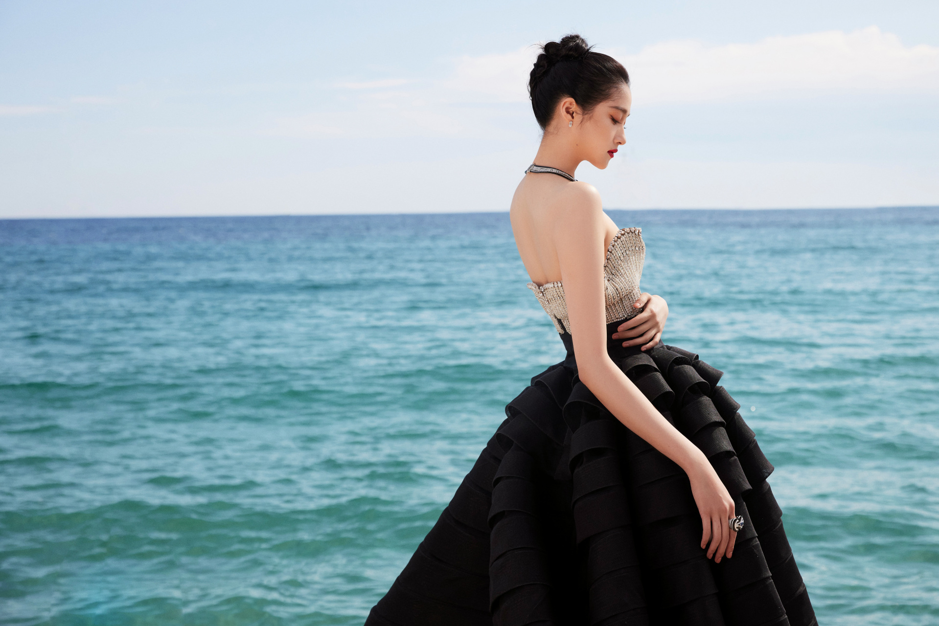 关晓彤戛纳碧海蓝天大片# 重逢戛纳的碧海蓝天,明媚阳光铺洒而下