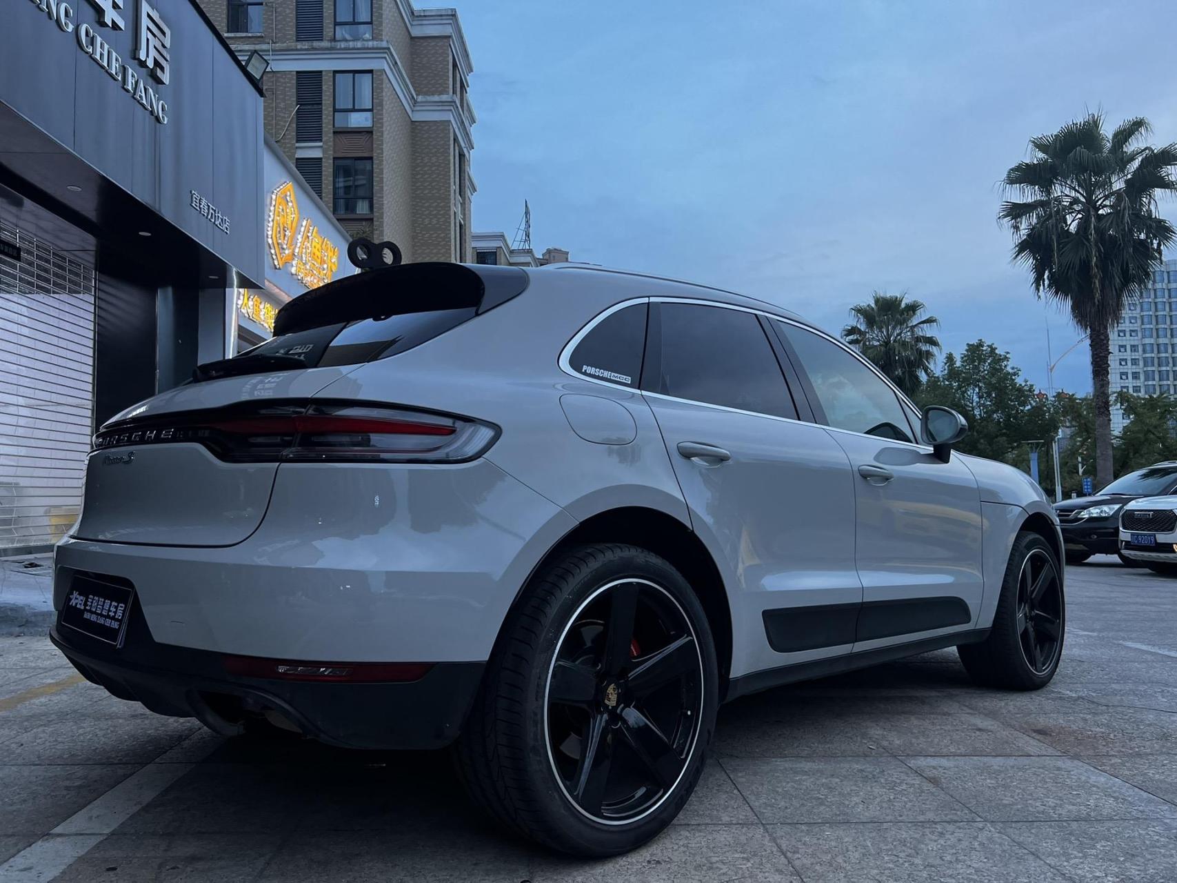 保时捷macan改色贴膜哑灰可以带来一种独特的外观效果,让车辆显得更加