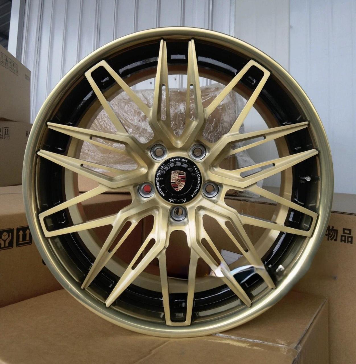 保时捷跑车的金色轮毂.99谁说轮毂只能是灰扑扑的黑色?