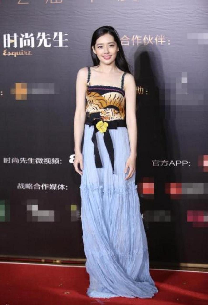 郭碧婷嫁入豪门更美了! 一袭吊带连衣裙衬身材曲线,魅力根本藏不住!