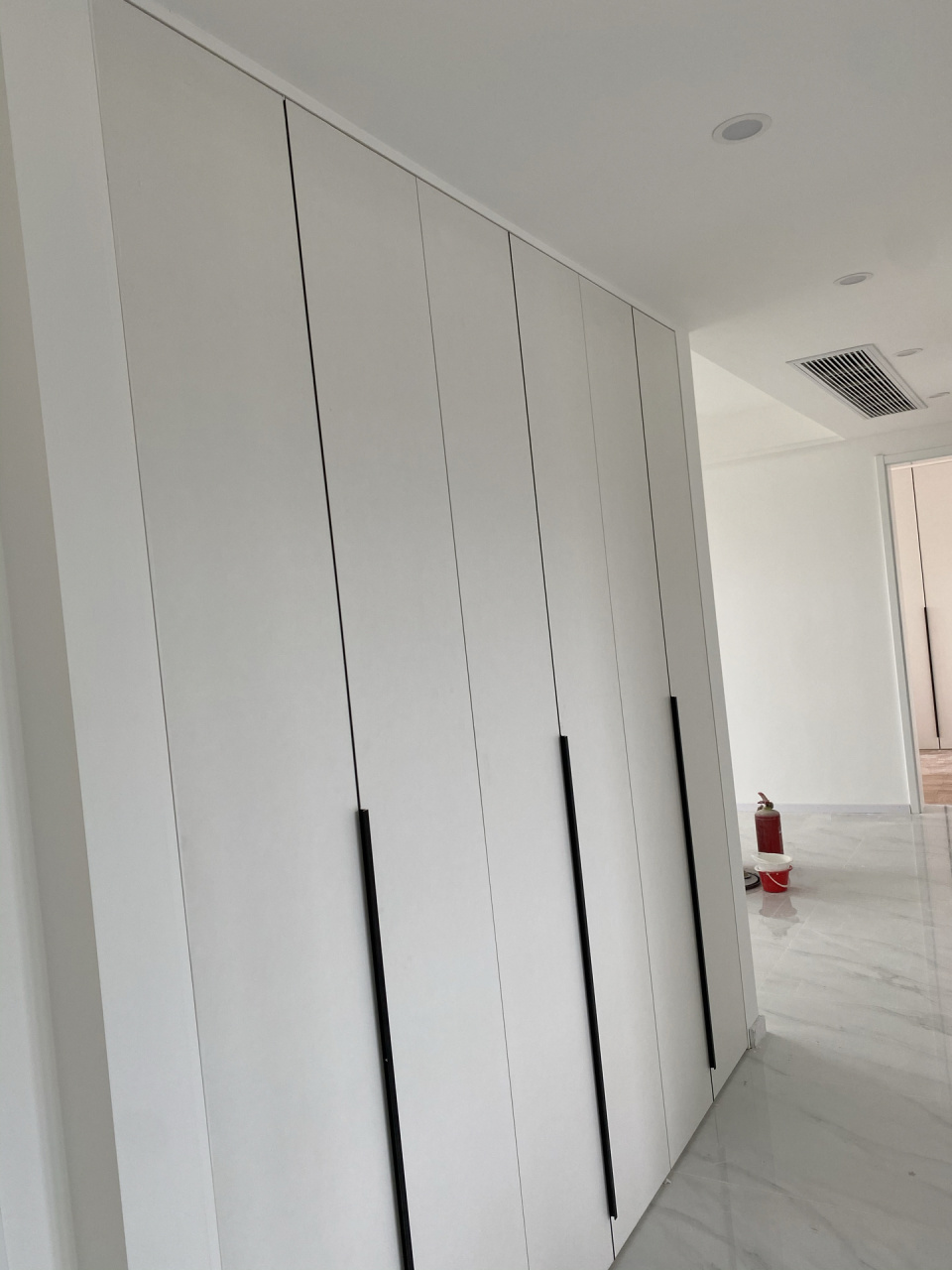 衣柜之拉直器 我家的衣柜采用了两种拉直器,一种是从地到顶的长拉手