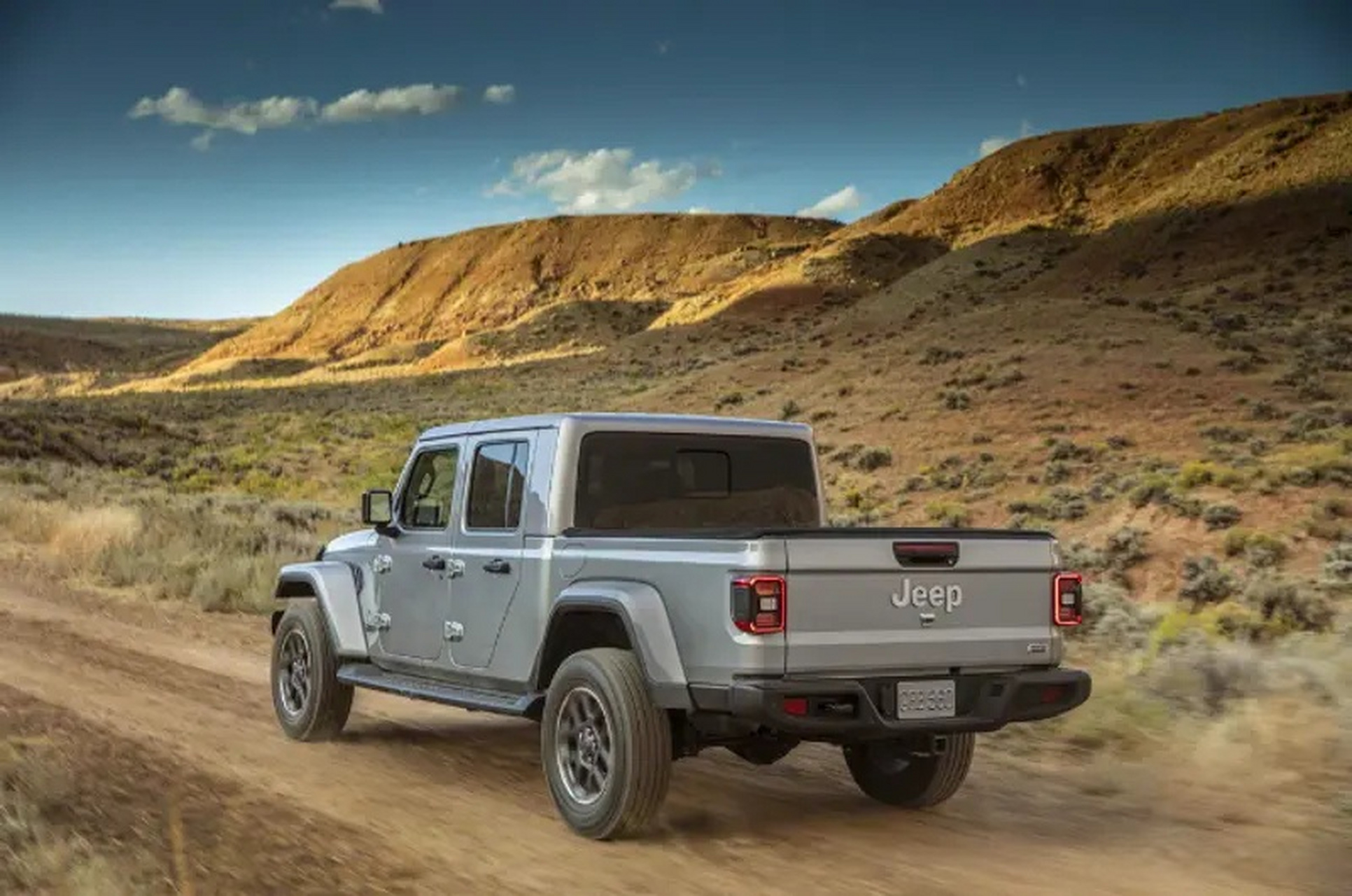 99万元  日前,jeep官方宣布全新角斗士皮卡在国内市场正式上市.