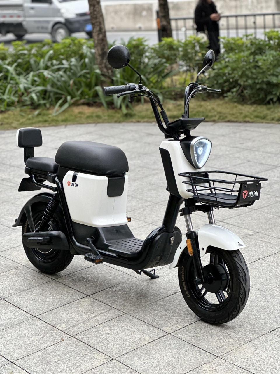 雅迪v20新国标电动车.满电续航里程42公里左右