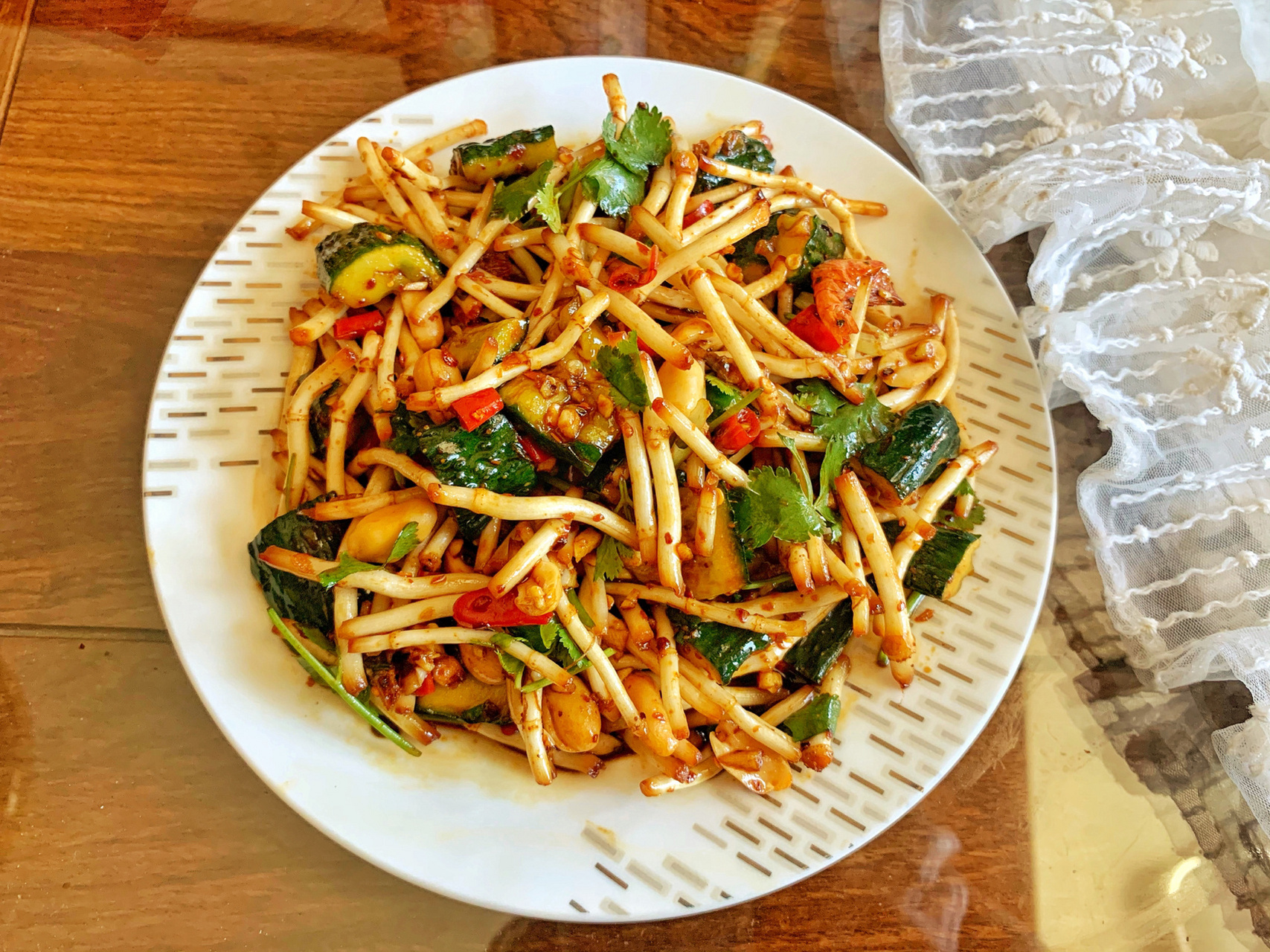 凉拌折耳根黄瓜 折耳根又称鱼腥草,清热解毒,利尿消肿 弄胃理气的功效