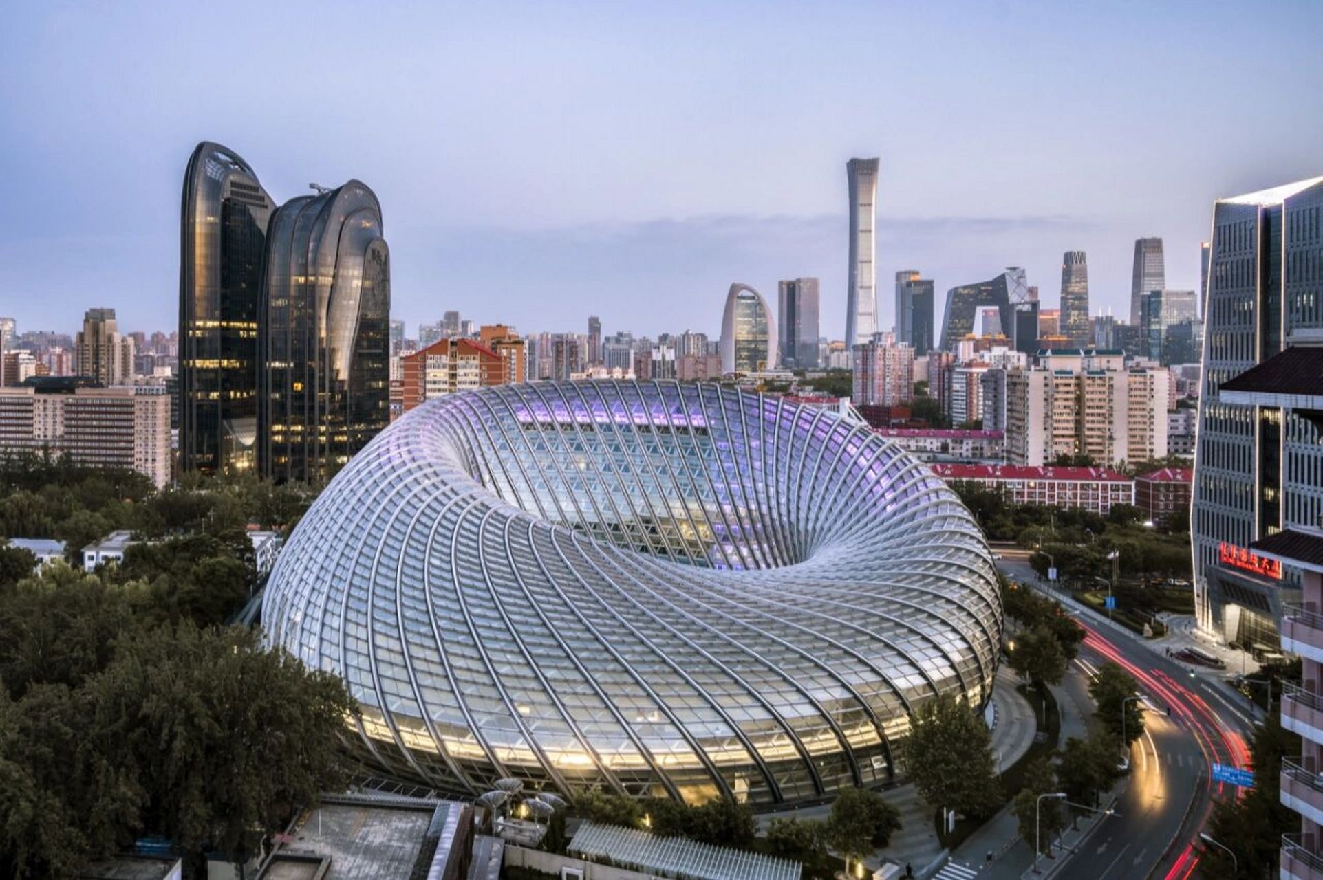 北京凤凰中心拍照打卡|钢铁涅槃重生 北京金碧辉煌(xiqiguguai)的建筑