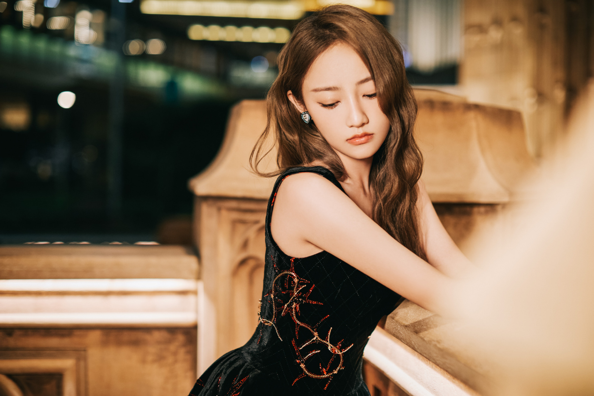 吴佳怡黑色吊带礼服裙写真组图:华灯初上,霓虹诗意.