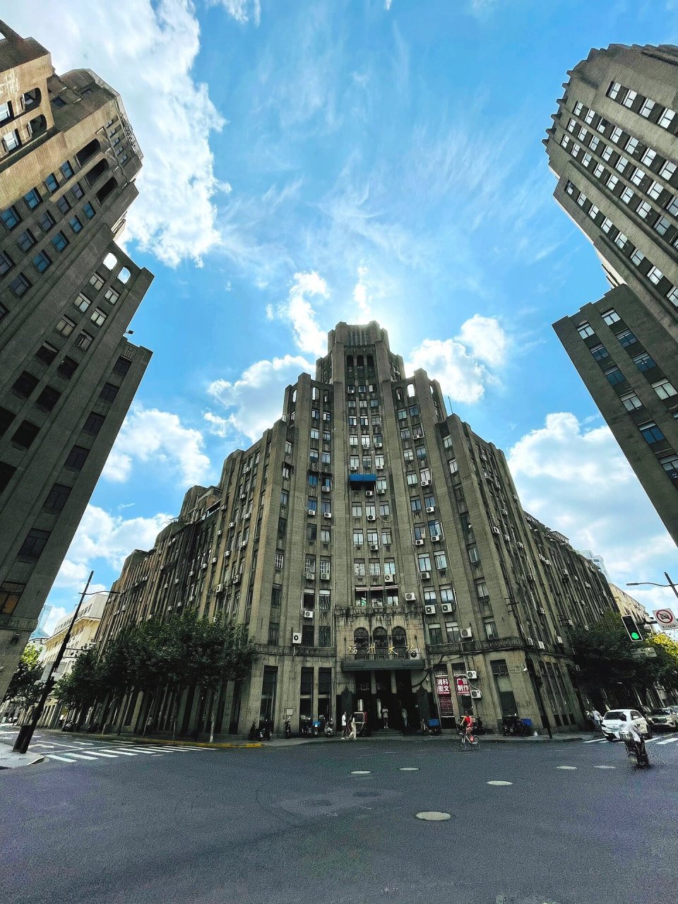 位于上海外滩的都城饭店曾是上海滩最热门的