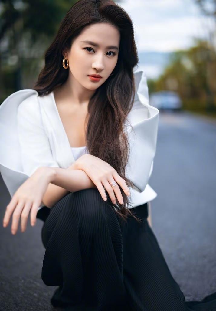刘亦菲颜值算不算被神化,网上一直吵得凶