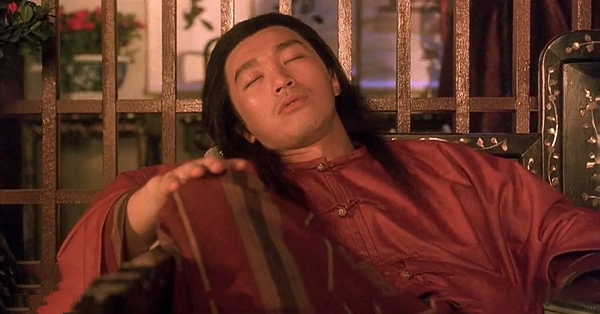《武状元苏乞儿》中有这样一幕:周星驰饰演的"苏灿"被抄家时,失魂落魄