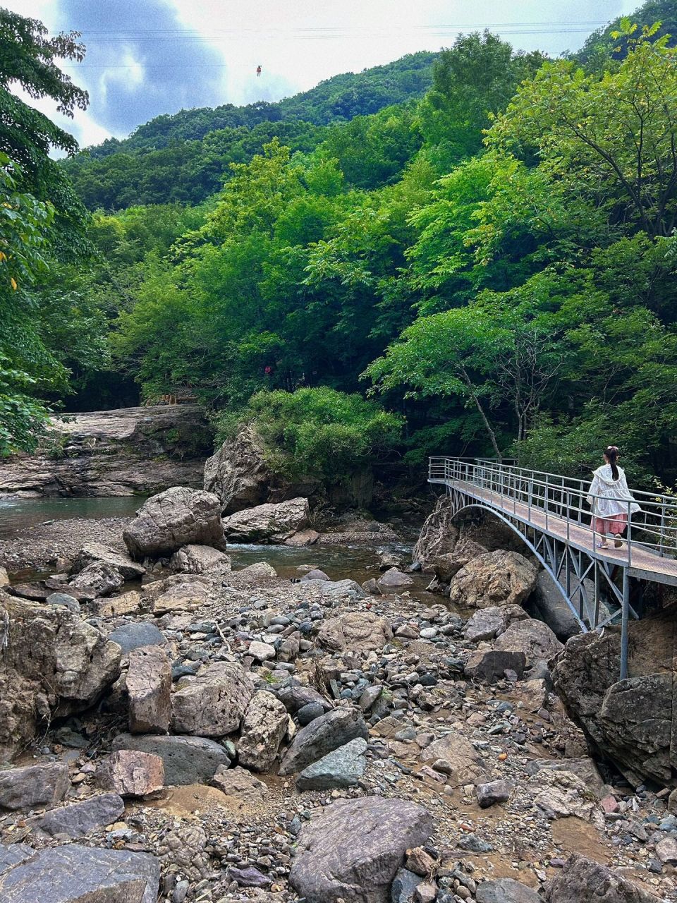 从丹东市内开车2小时车程到宽甸青山沟飞瀑涧,有山有水的地方最适合