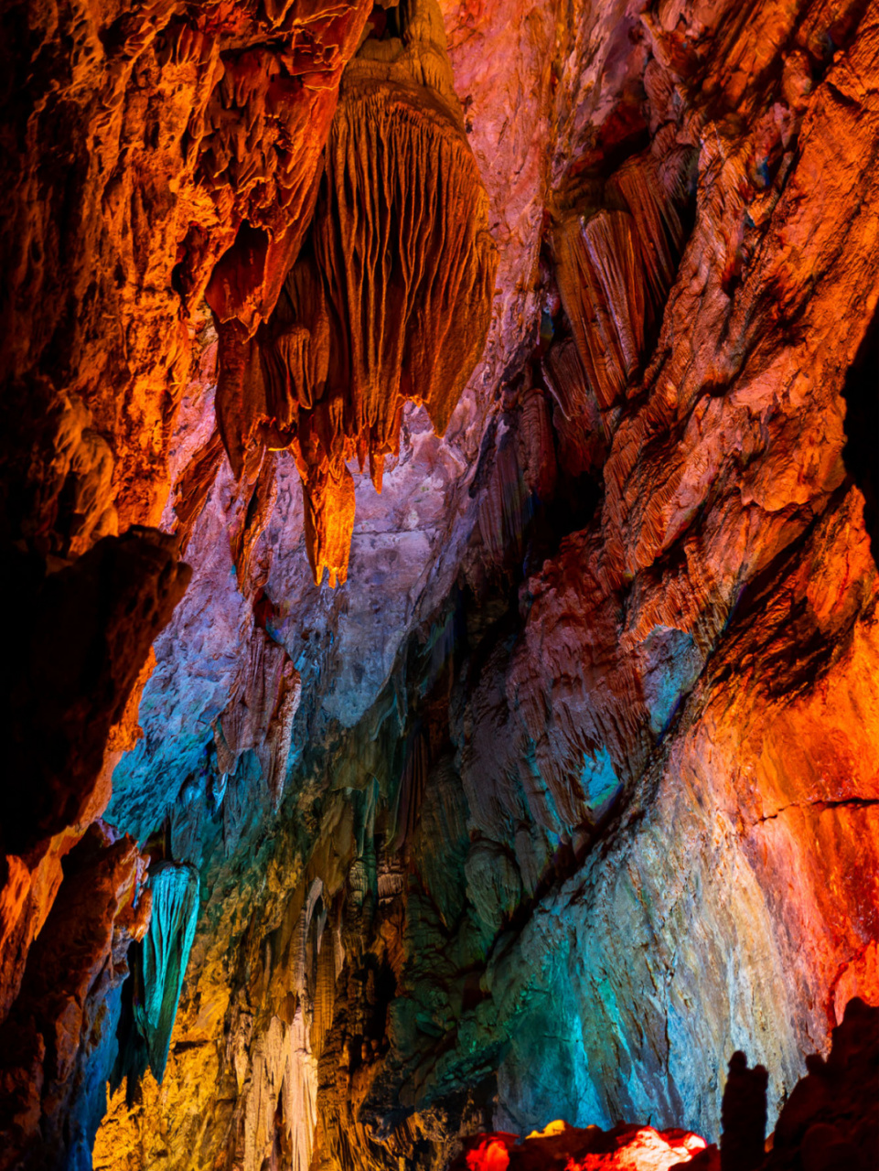 隐水洞位于咸宁通山县,全长5000多米,属于国家4a级景点 游览起来十分