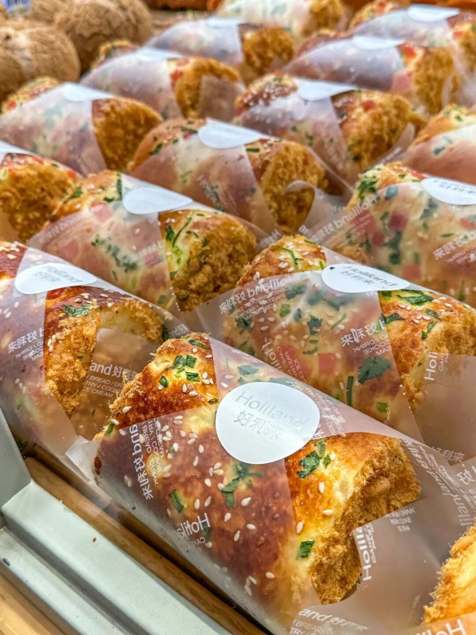 小时候的最爱 两头满满滴肉松 里面还有美乃滋 一整个大满足 微波炉