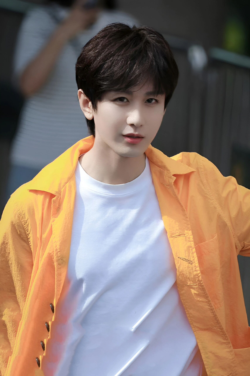 拿着荷叶的淇淇(成毅)超可爱 这么可爱的淇淇,做壁纸最合适了