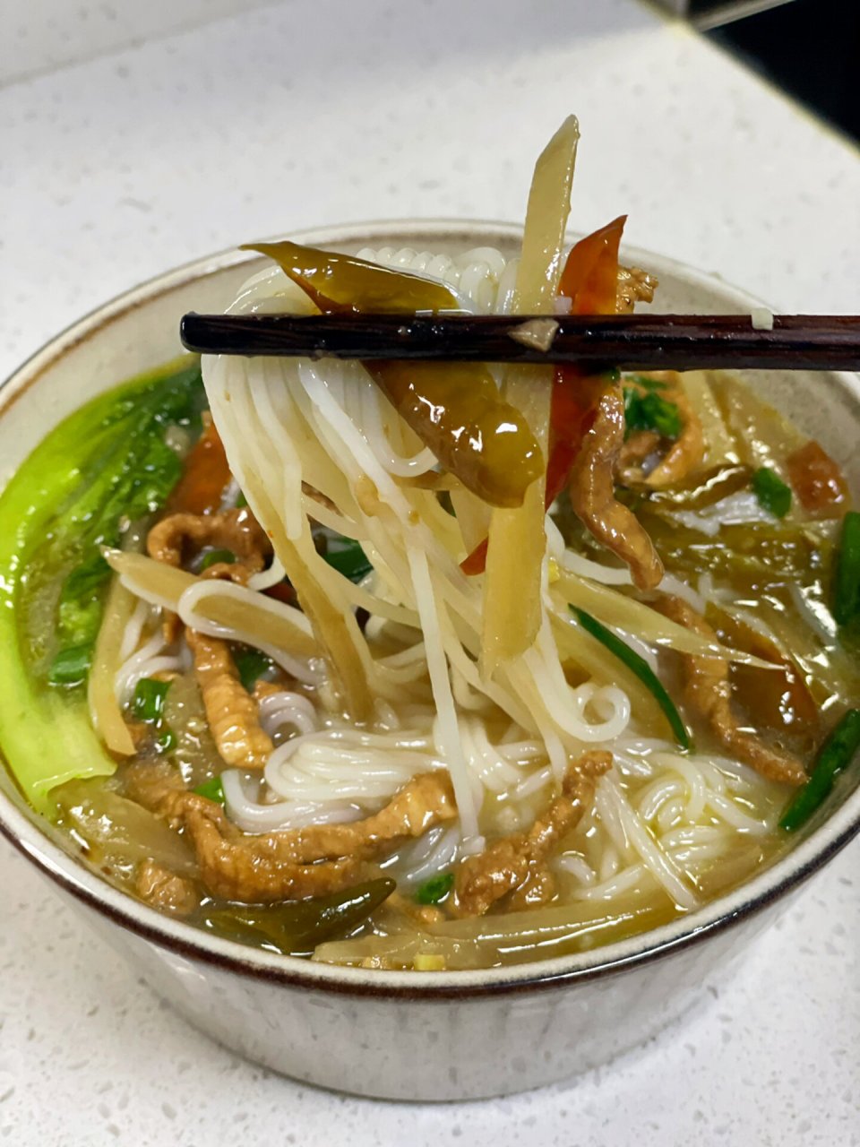 超爽超过瘾的泡椒肉丝米线,巨开胃00 今天是爱泡椒的一天,酸辣开胃