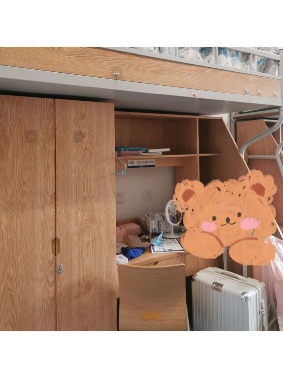 浙江大学工程师学院住宿 有至善1和至善2两幢寝室楼,中间有连廊,刷脸