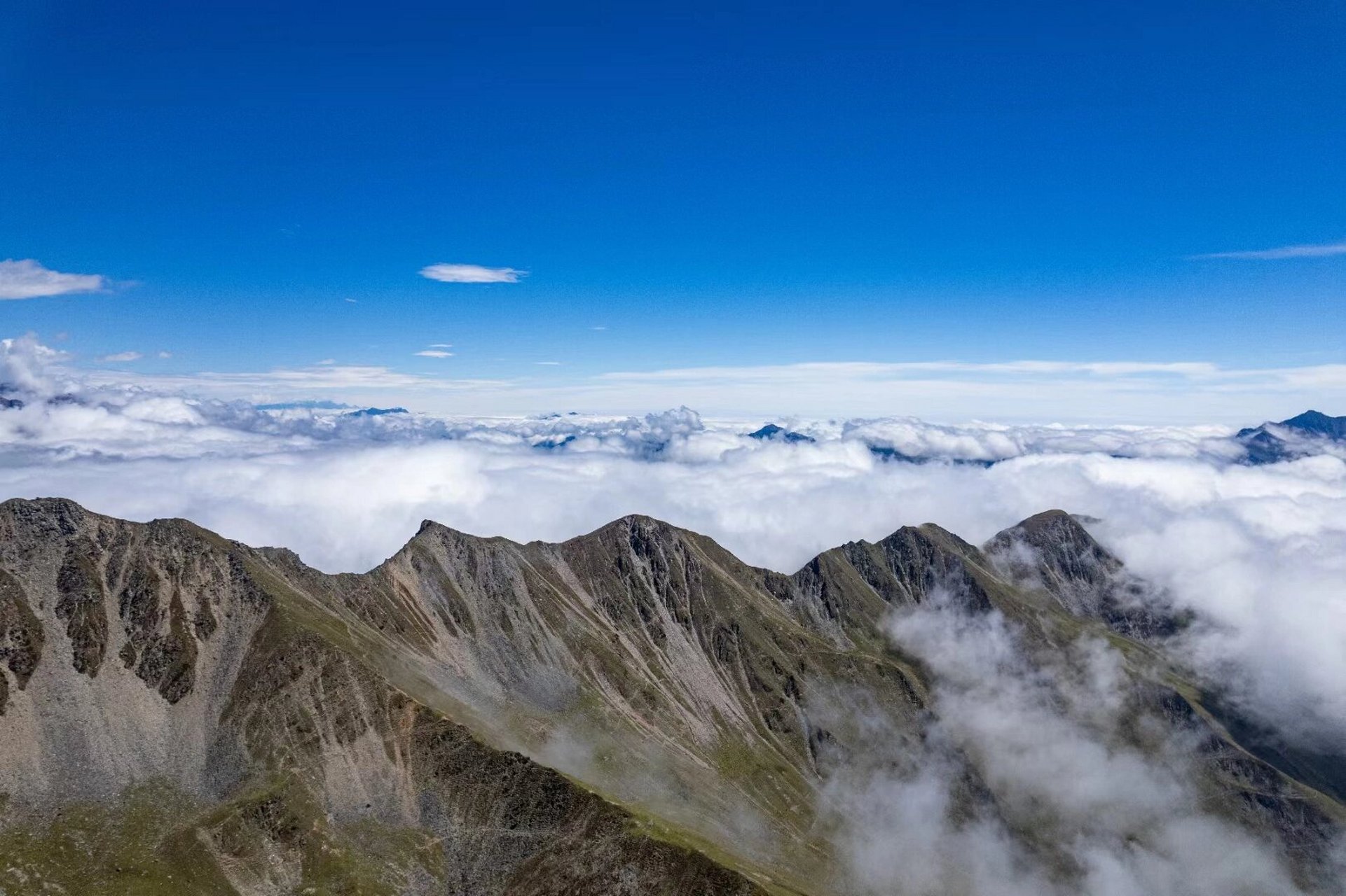 徒步巴朗山熊猫之巅1日,雪山云海,每天发 巴朗山又称"斑斓山",位于小