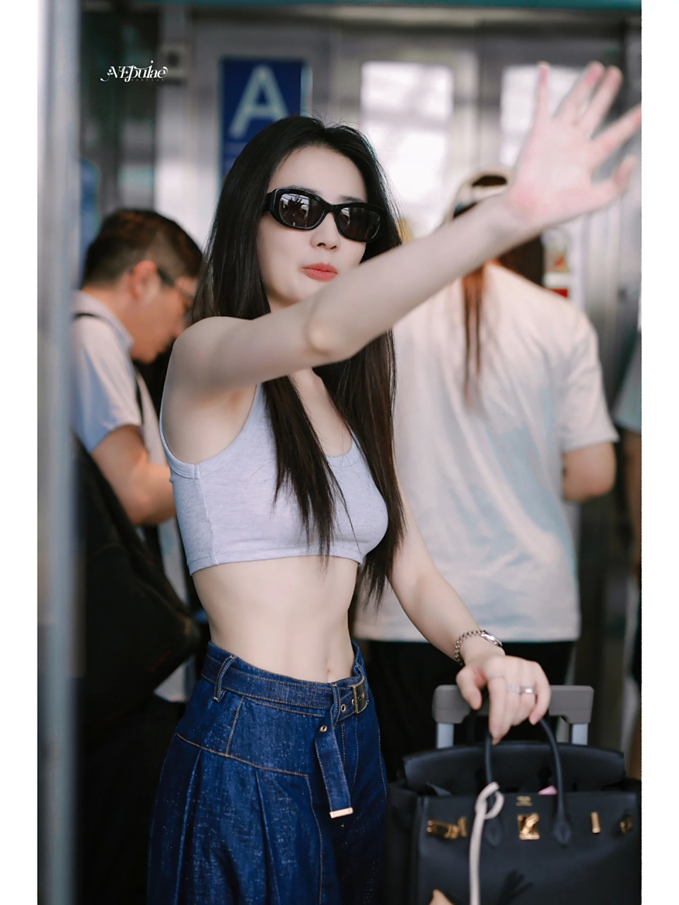 徐璐最新机场街拍,两套私服超百万的小富婆!