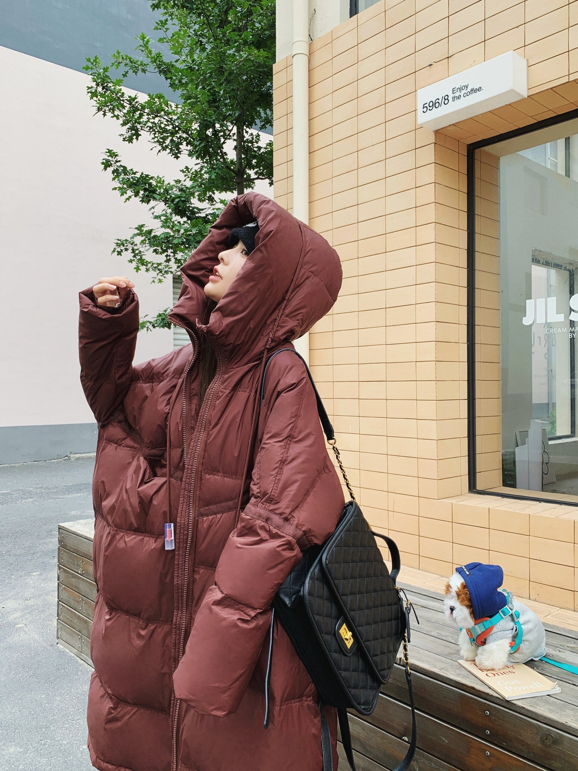 酒红色羽绒服搭配要点图片