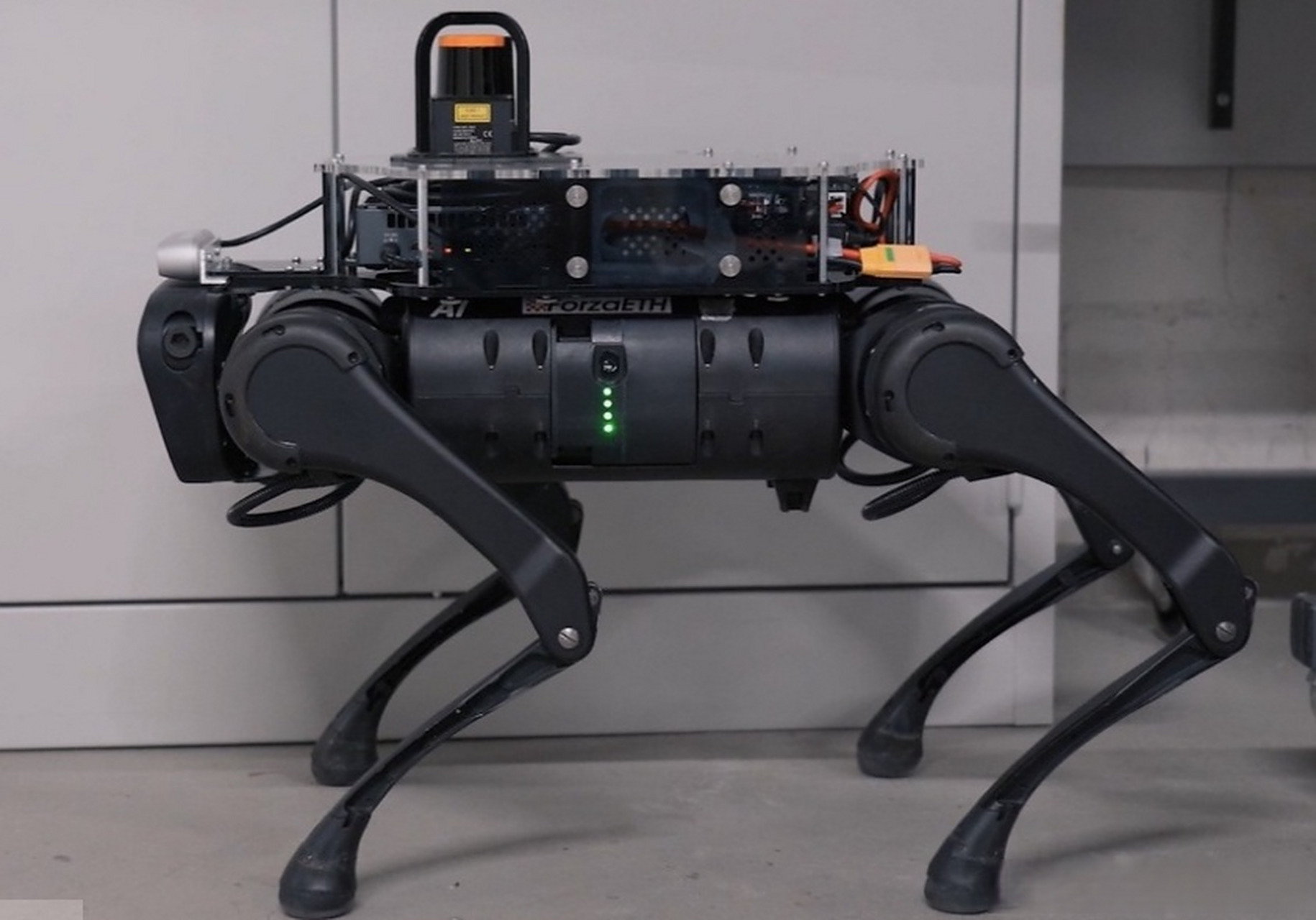 【#瑞士研发出机器人导盲犬# 避障,导航均在行】 9月5日消息,据快科技