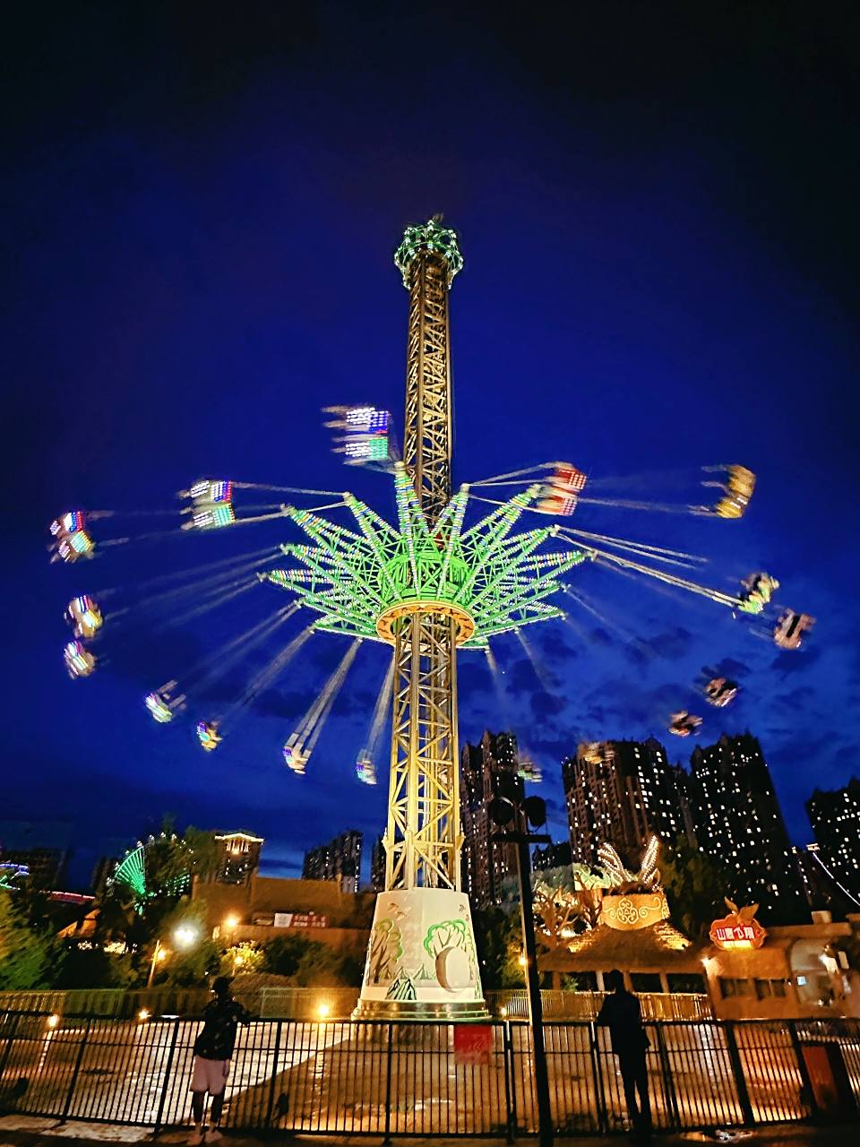 周末闲暇和朋友一起来哈尔滨融创乐园夜公园! 没