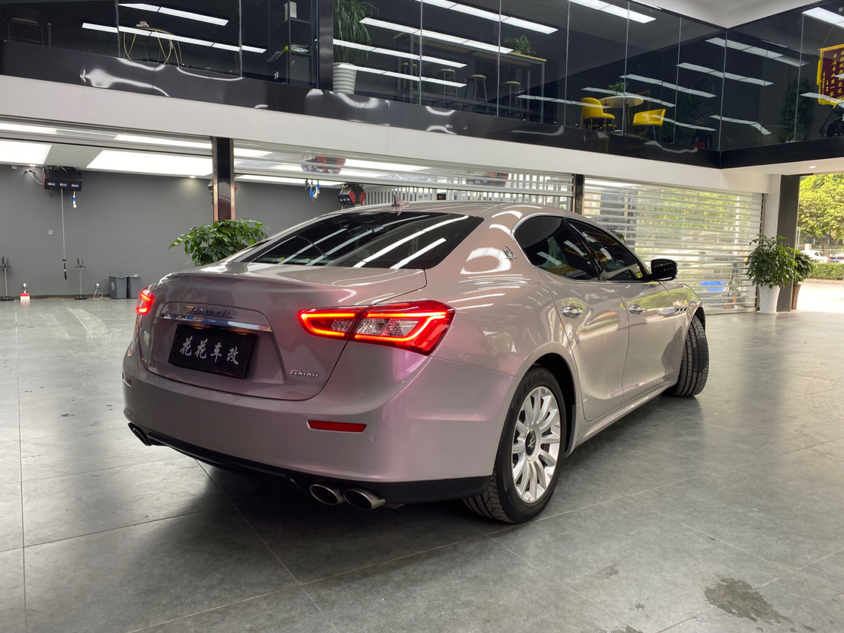 原车:白色 改色:梦幻火山灰(也叫双色灰魅紫) 颜色渐变 主要取决于