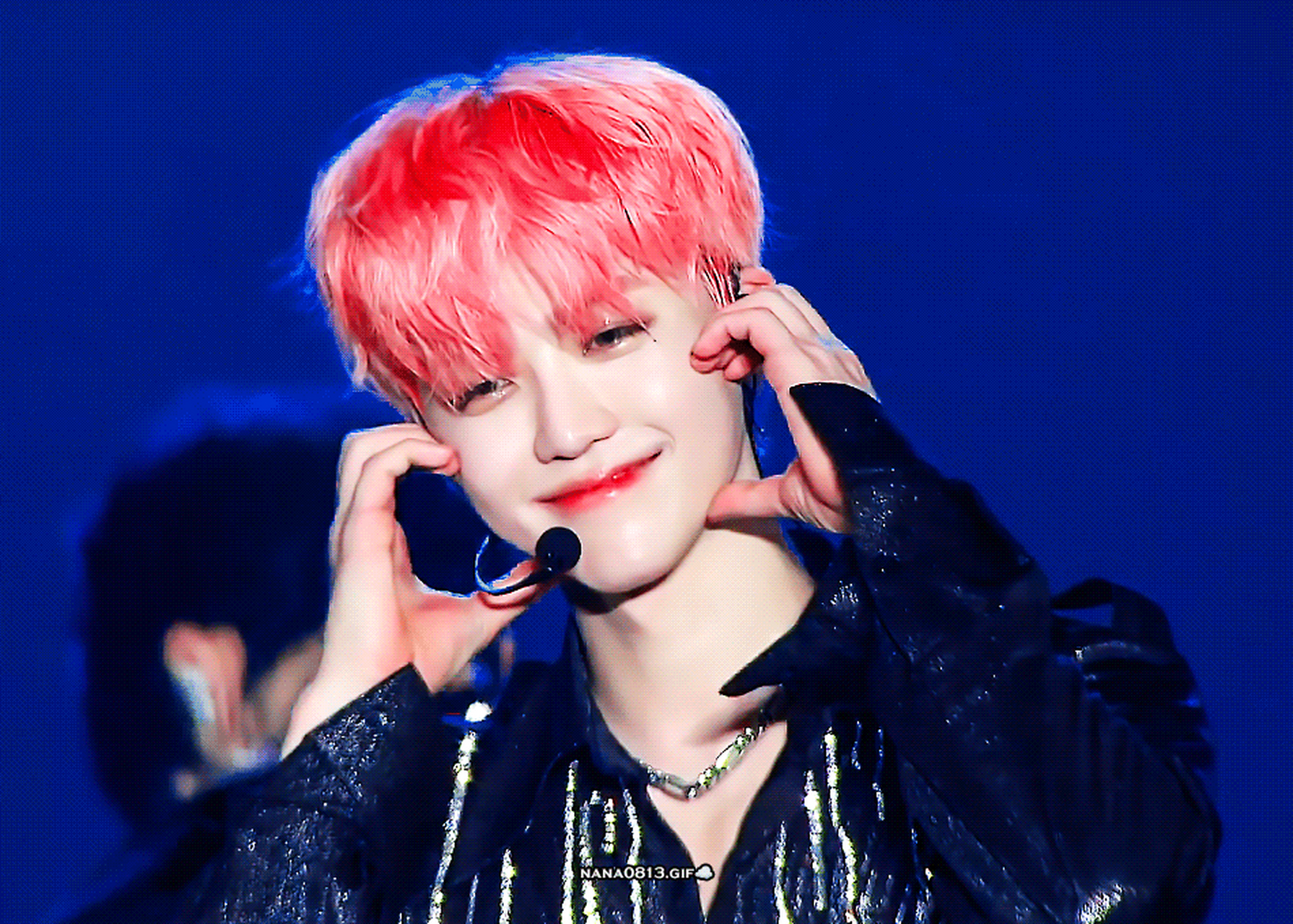 罗渽民18岁和23岁不同的粉发氛围 虽然现在的娜娜在舞台上很a,但是