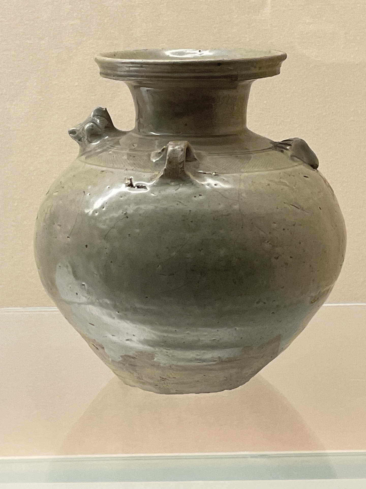 鸡首壶的演变 鸡首壶,又称鸡头壶,天鸡壶,晋时称"罂",得名于壶嘴流部