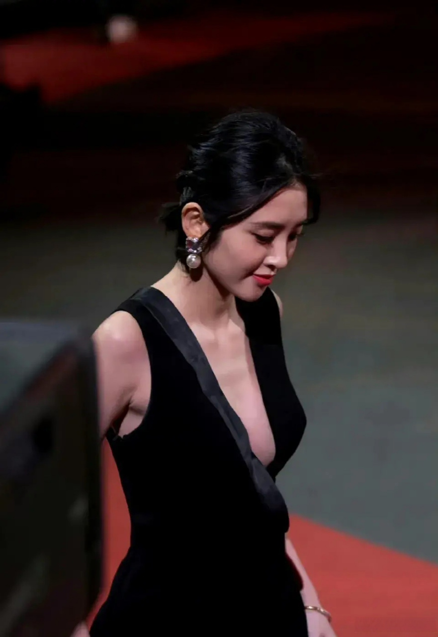 唐艺昕# 唐艺昕身穿露胸紧身黑色长裙,那气质驾驭的美美的,就连旁边