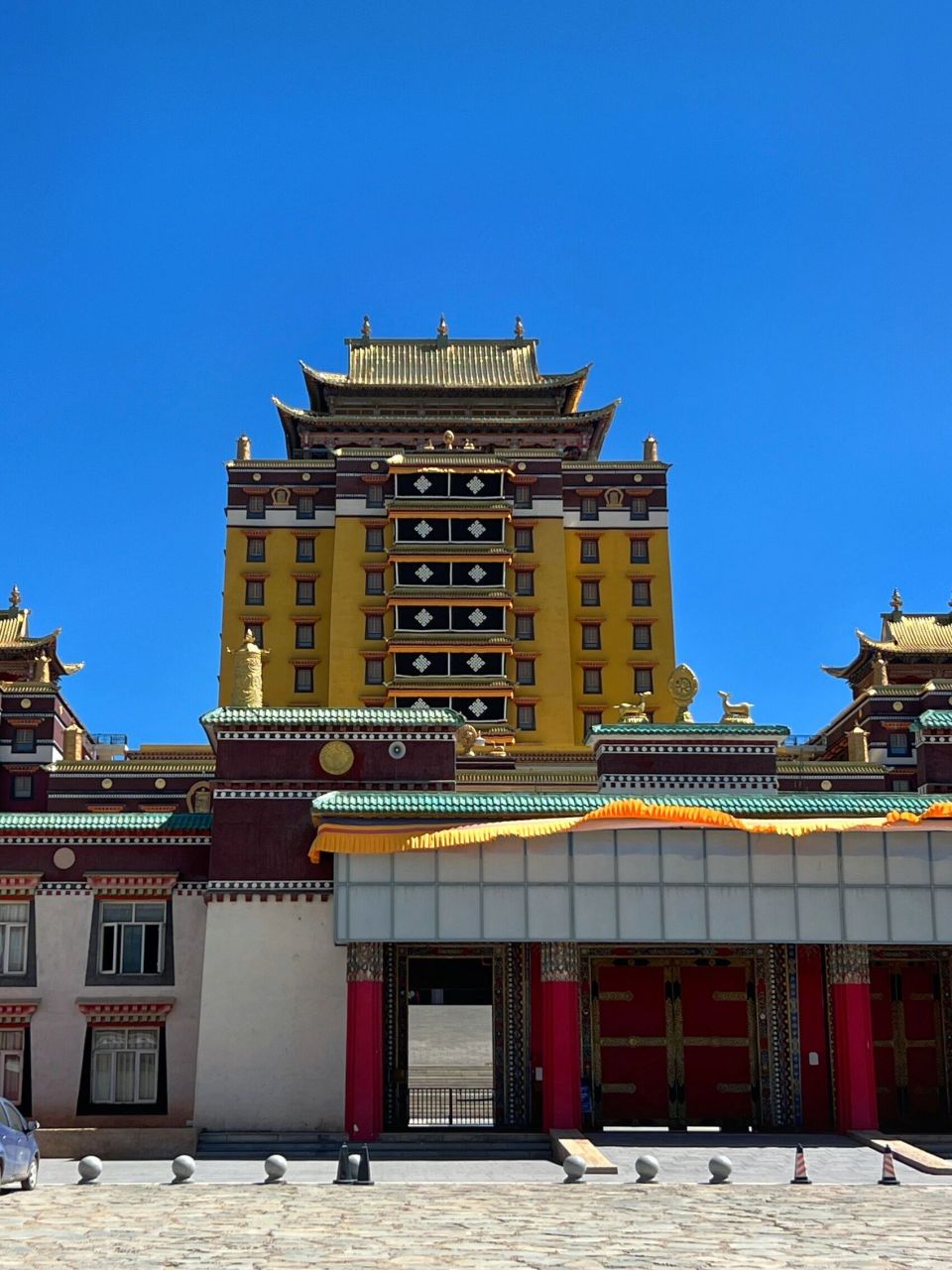 阿坝县格鲁派各莫寺 在阿坝县城外18公里的各莫乡,可以远远看见一座