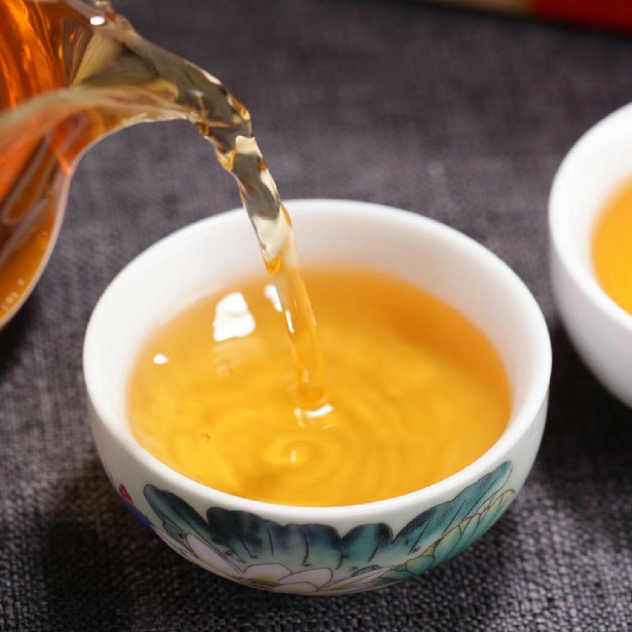 云南松针红茶的作用与功效 云南松针红茶属红茶类,干茶细长挺秀,采用