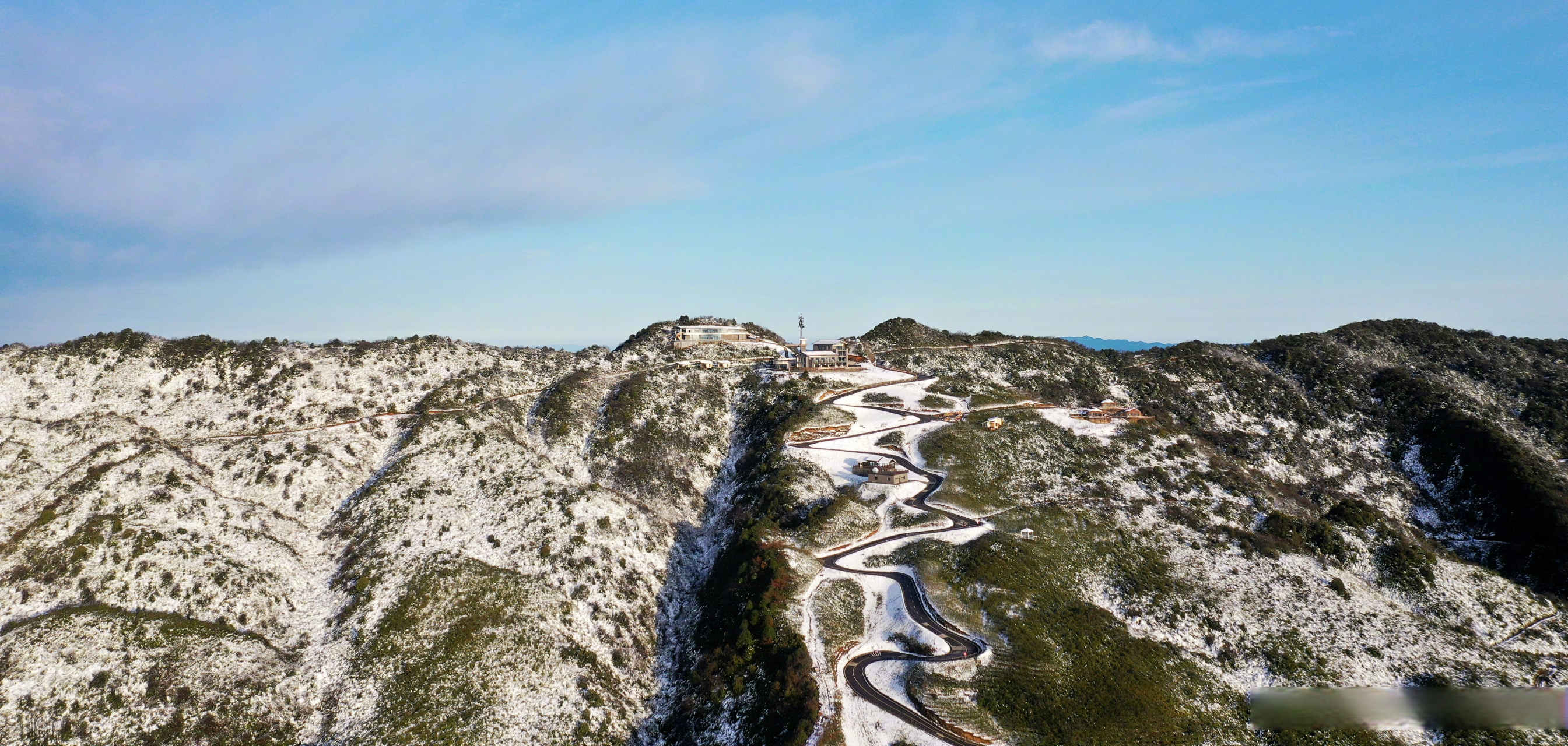 四川泸州罗汉林蓝天雪景入画来】上周末四川泸州迎来了降温降雨,叙永