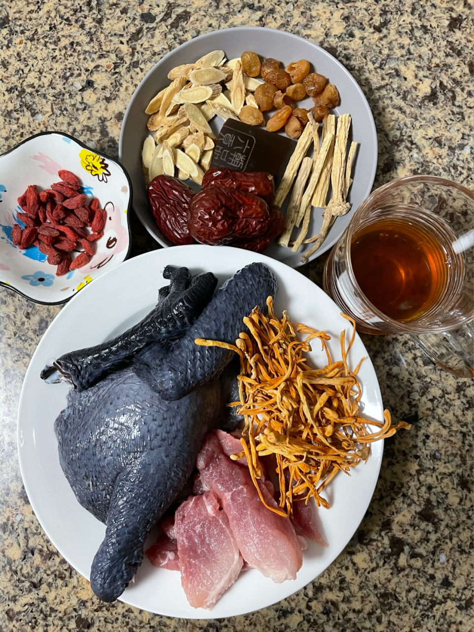 经期后滋阴补气血阿胶乌鸡汤 材料:半个乌鸡,一点瘦肉(可加可不加,加