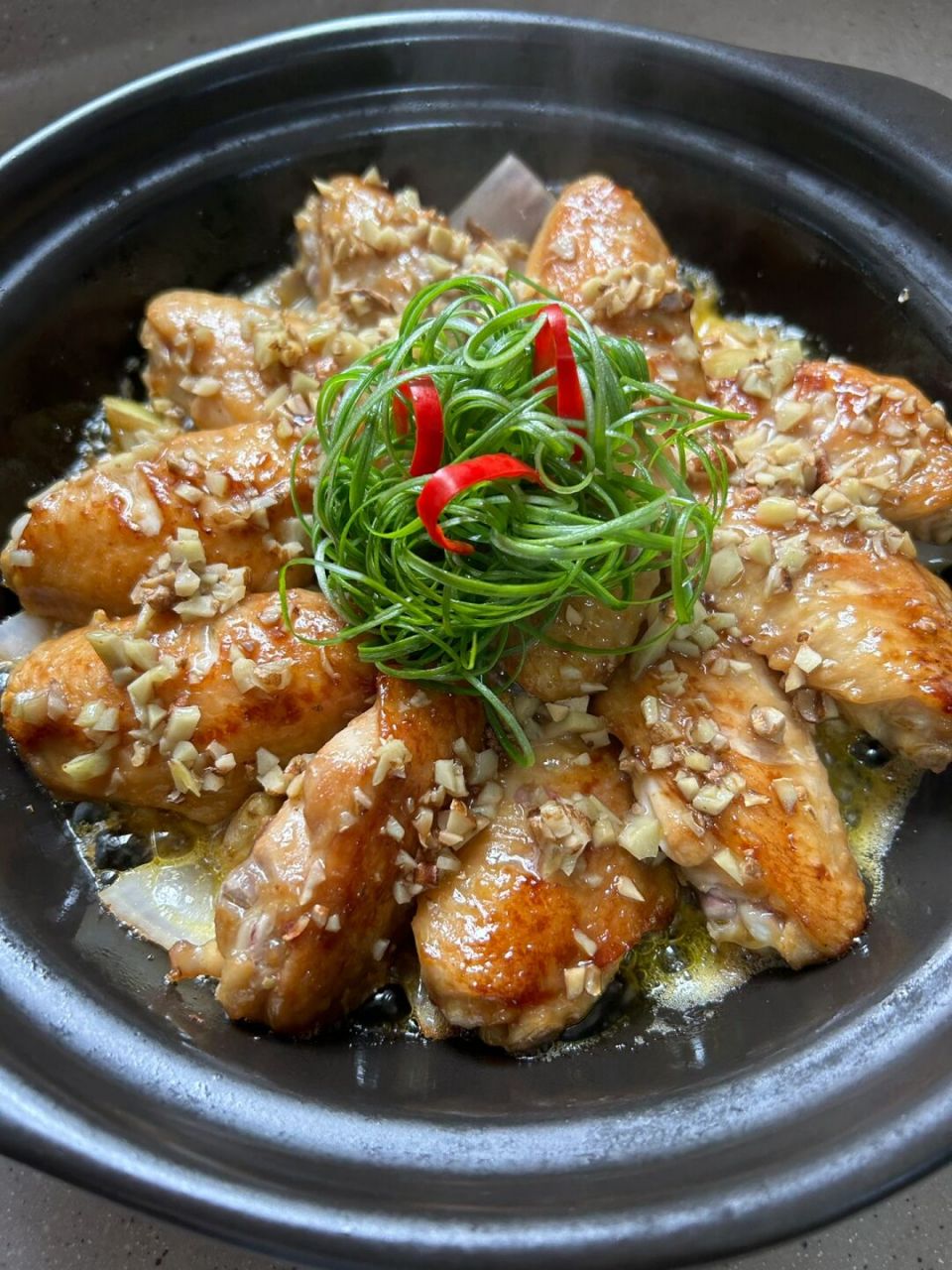 我妈的拿手菜! 沙姜鸡翅吃起来鲜嫩多汁,还带有沙姜的香味!