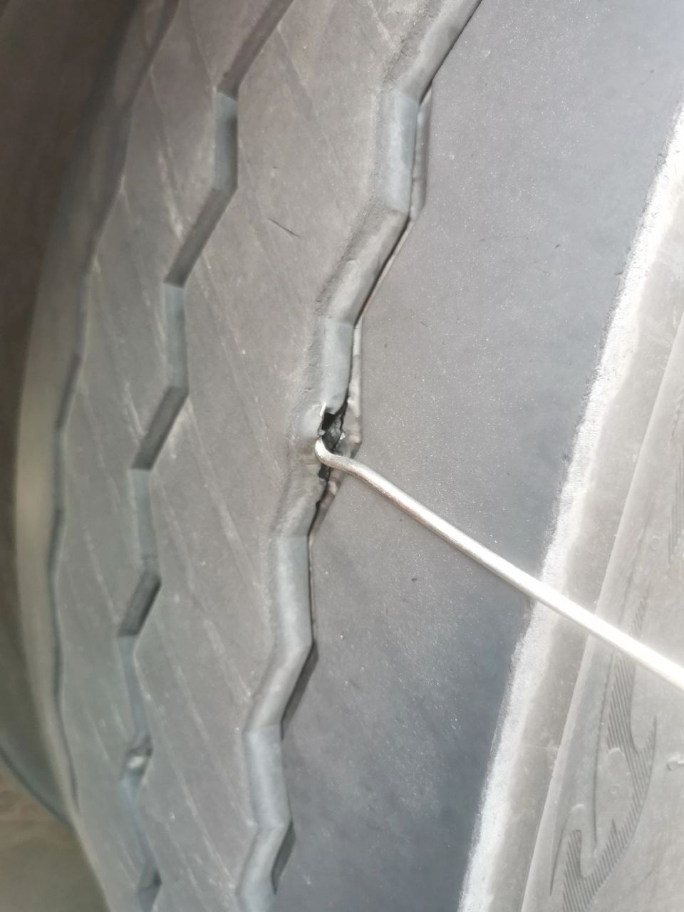 垃圾锣响卡友挂车高配轮胎,吃胎严重,胎顶离层,坑害卡友,垃圾阿特拉斯