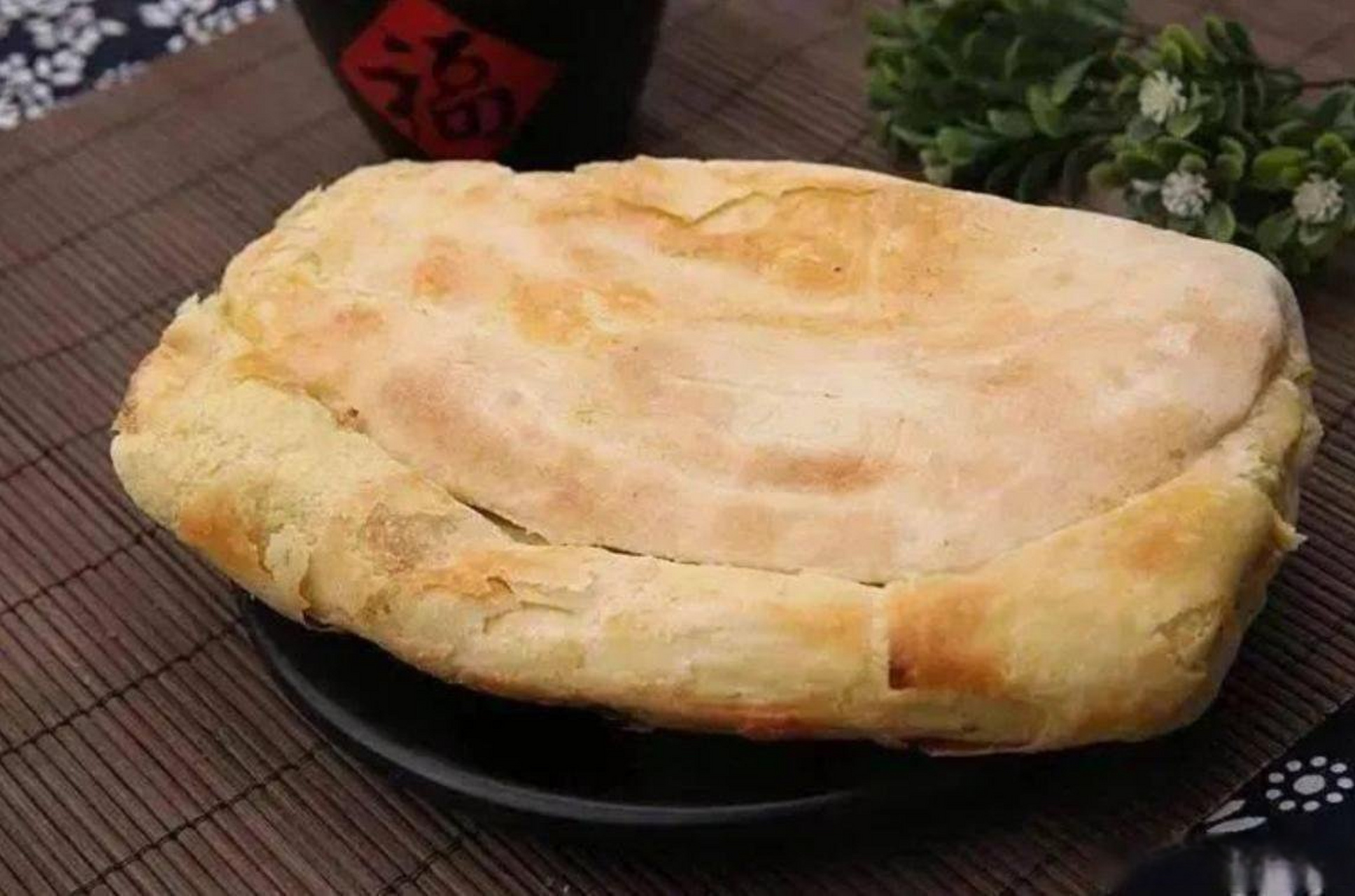 呼市焙子是一道呼和浩特特色小吃,主料为小麦面粉,其味道香酥可口,外