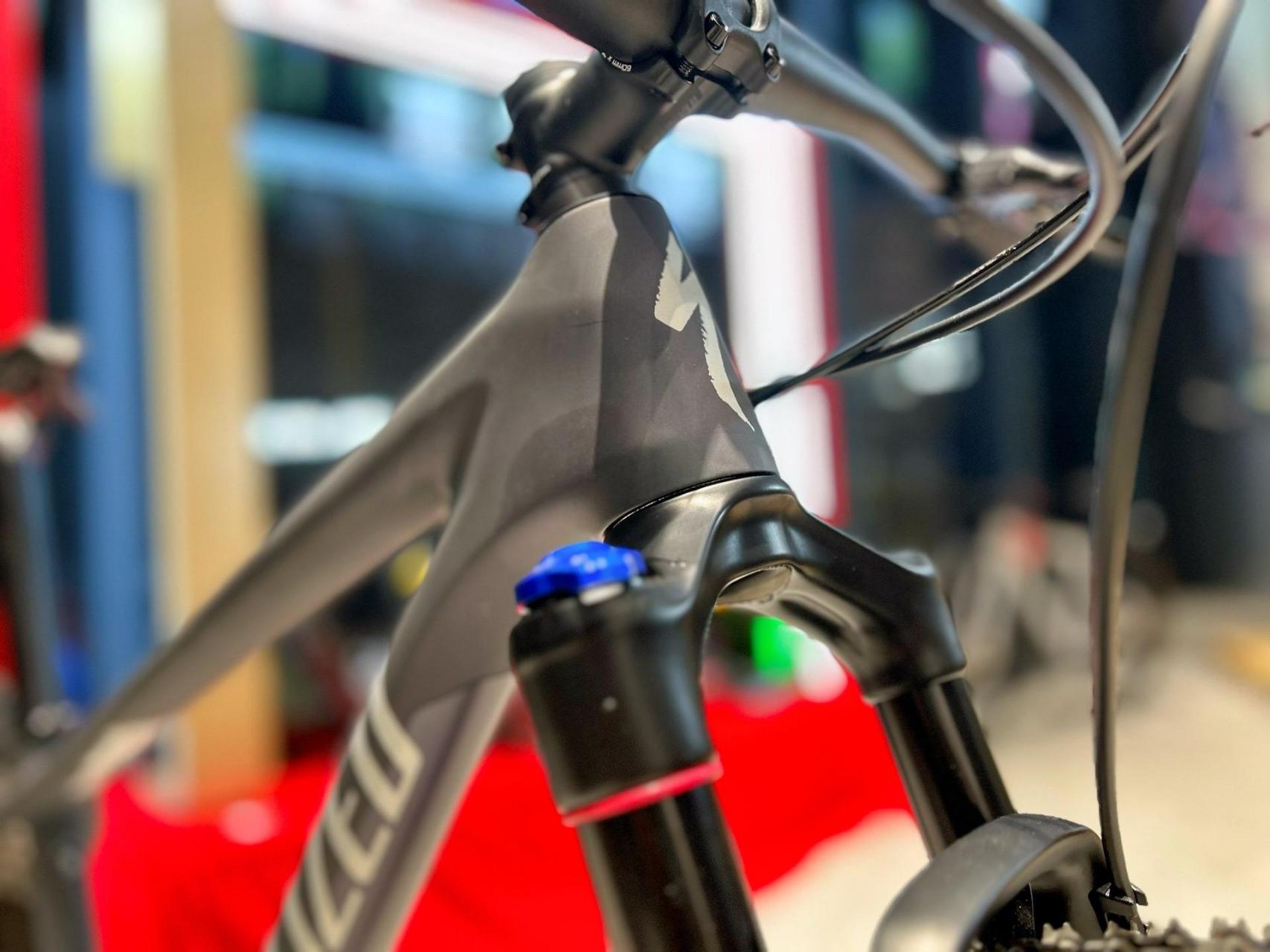 闪电epic ht是实力强劲的硬尾xc山地车.