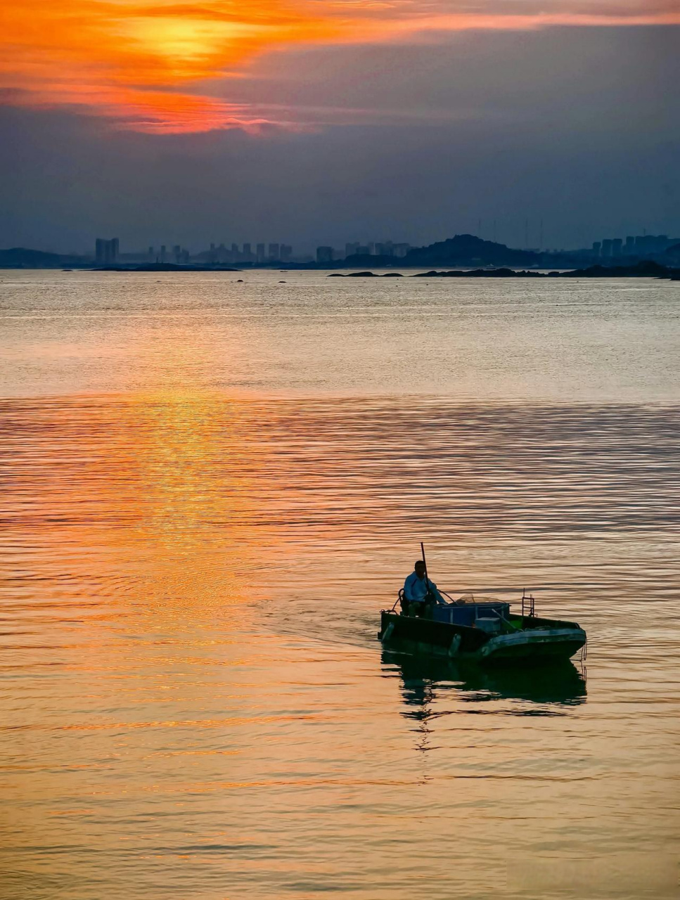身边随手拍风景  晚霞,如梦幻般的光影,由橙黄变成橙红,再变成绯红,又