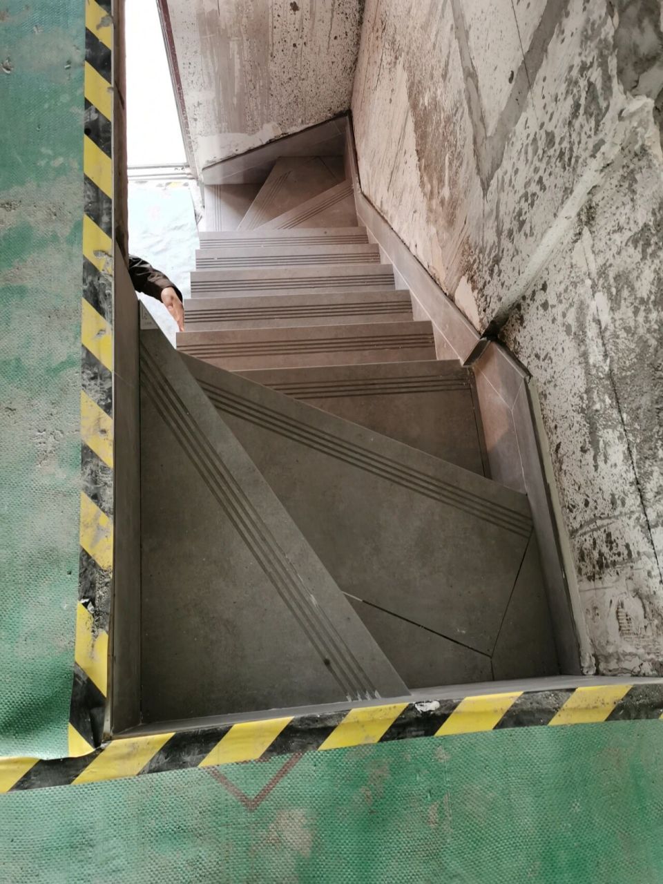 工地实拍|瓷砖贴楼梯踏步 相比于定制大理石楼梯踏步或者木质踏步