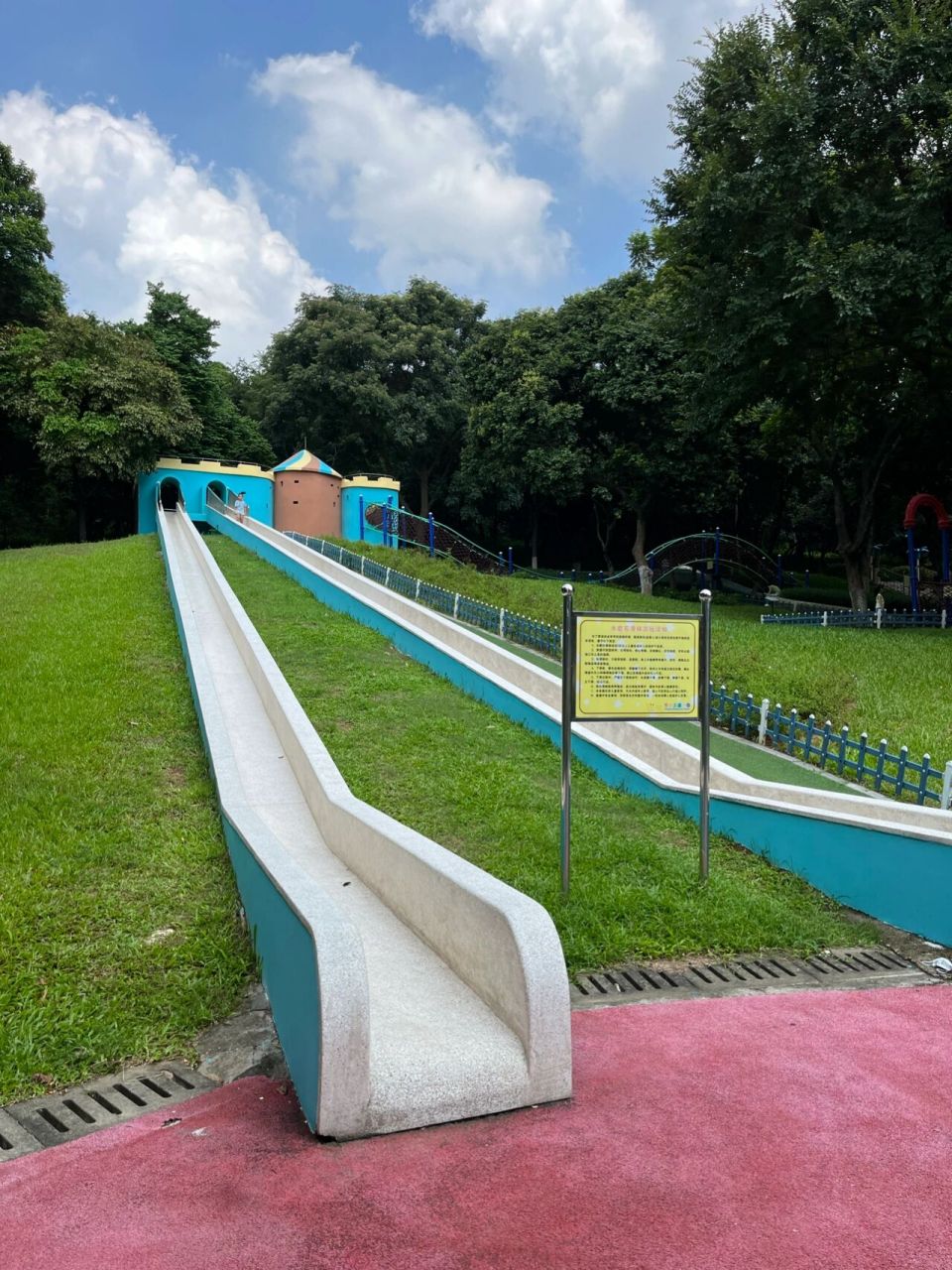 天河儿童公园超赞的 最赞的有三点:1.大部分的游乐设施都是在树荫下!