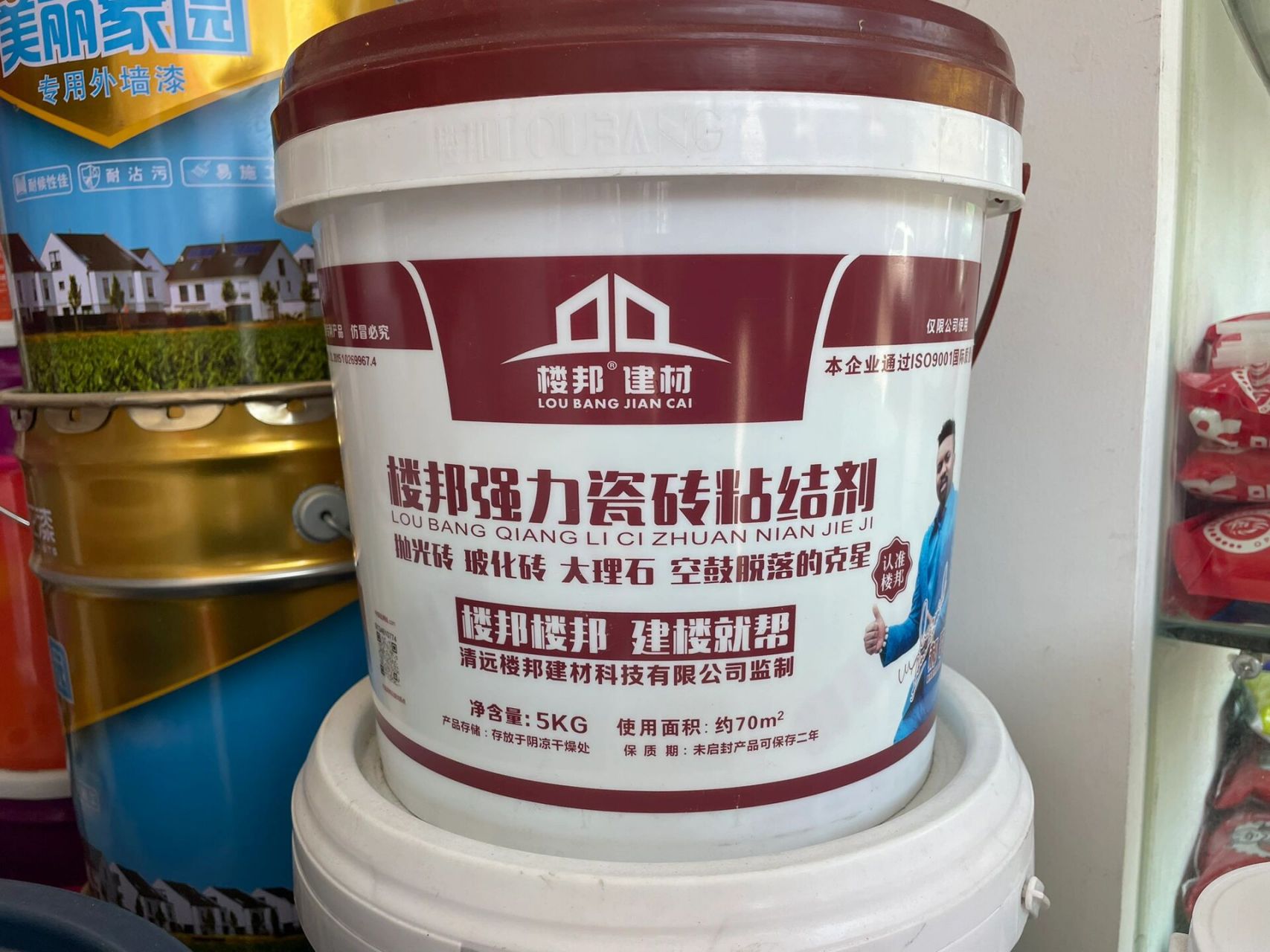 关于瓷砖背胶,瓷砖胶选择——楼邦背胶 千呼万唤,瓦工师傅终于要进场