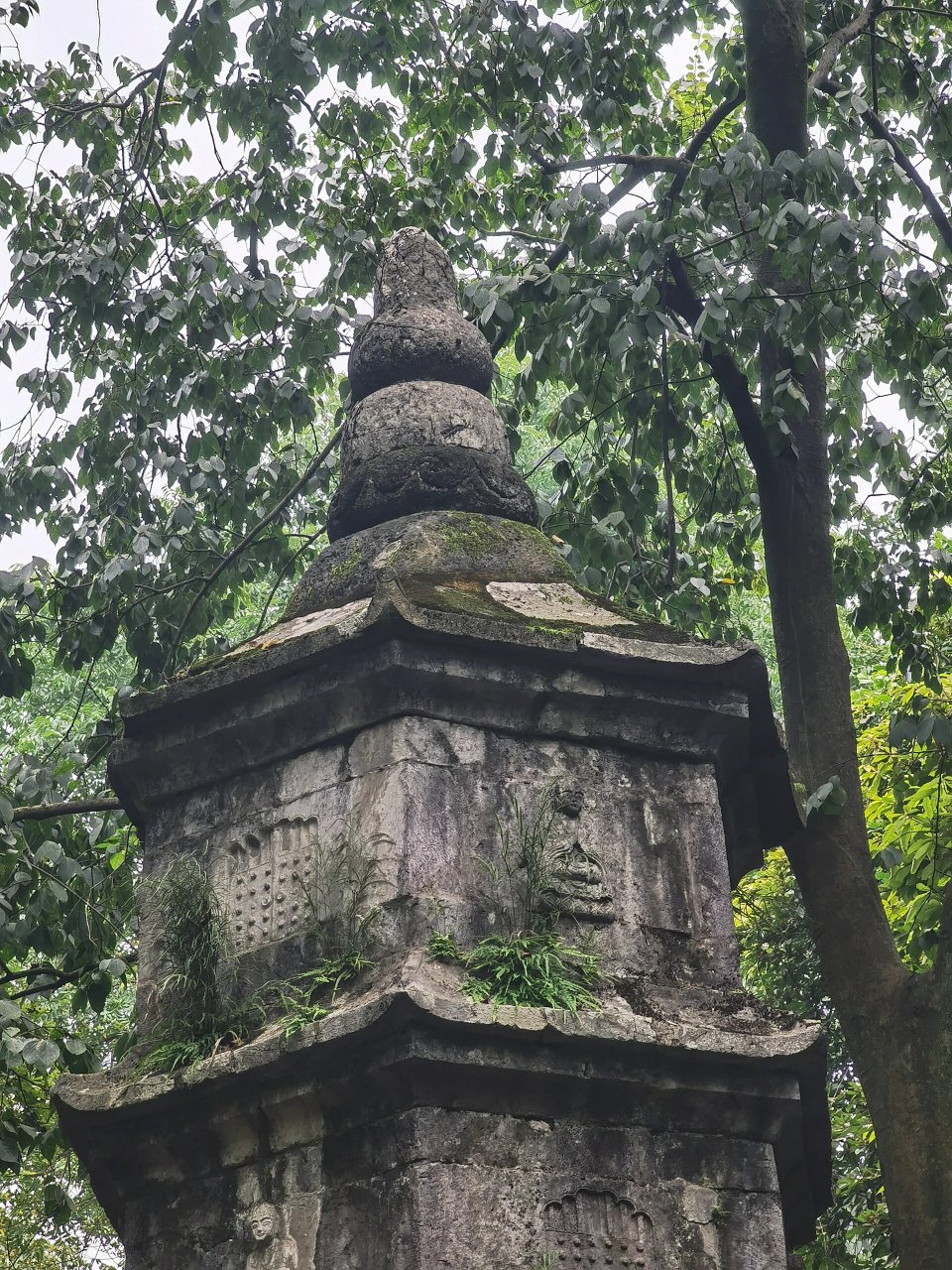 浙江 杭州 理公塔 明 位于灵隐寺-飞来峰景区内 . 理公塔又名灵鹫塔.