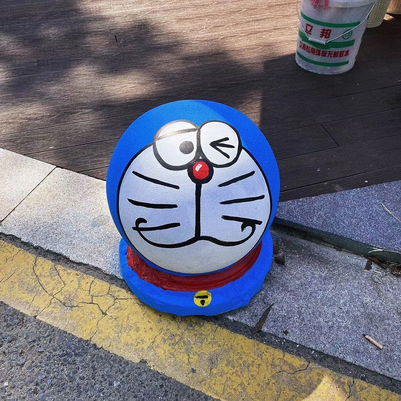 墙绘:石球彩绘 青山湖景区餐吧车前石球彩绘 叮当猫系列      在线接