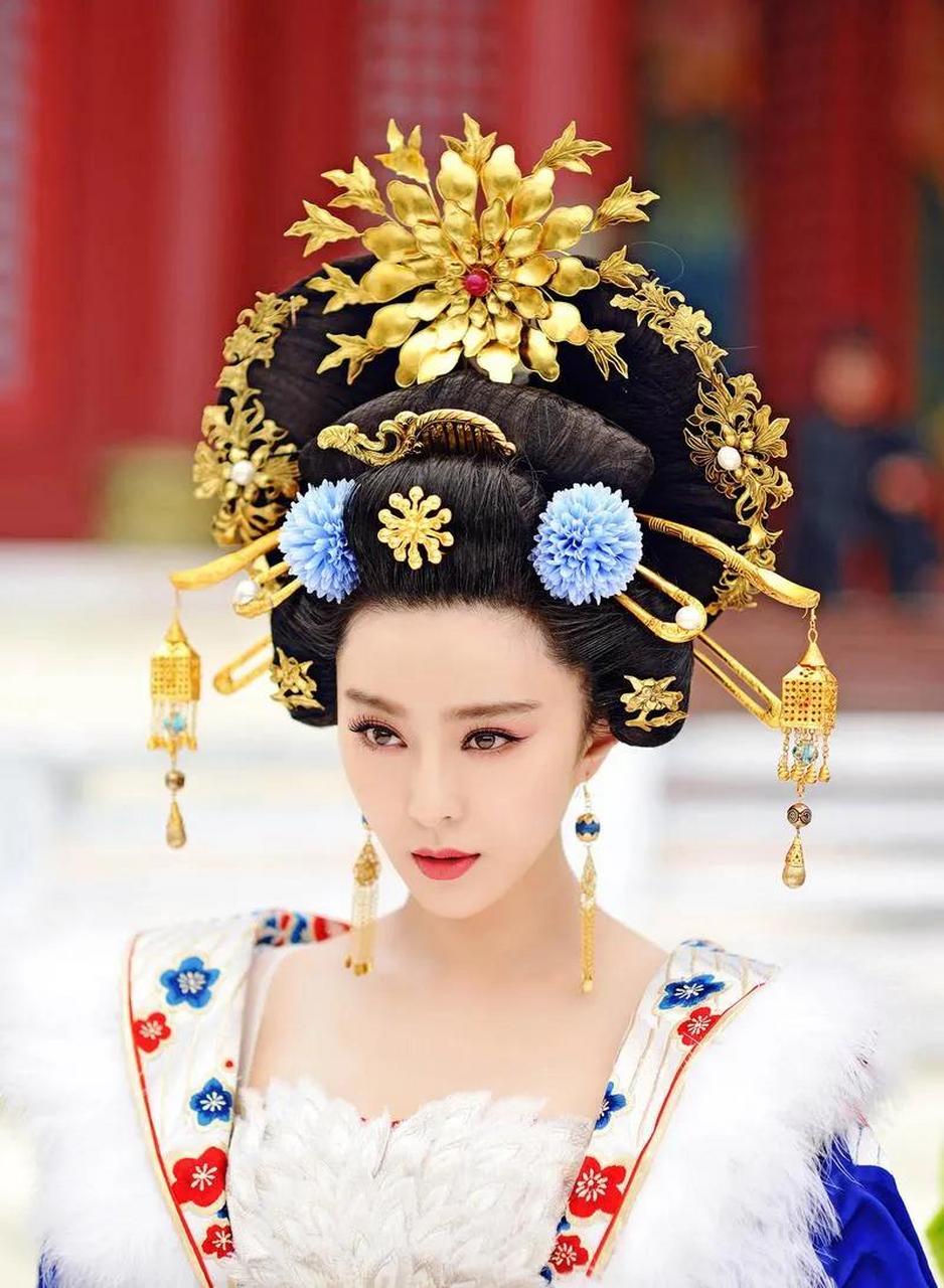 唐代武则天由一个品级低微的才人一步步登上了皇后的宝座,后来又以